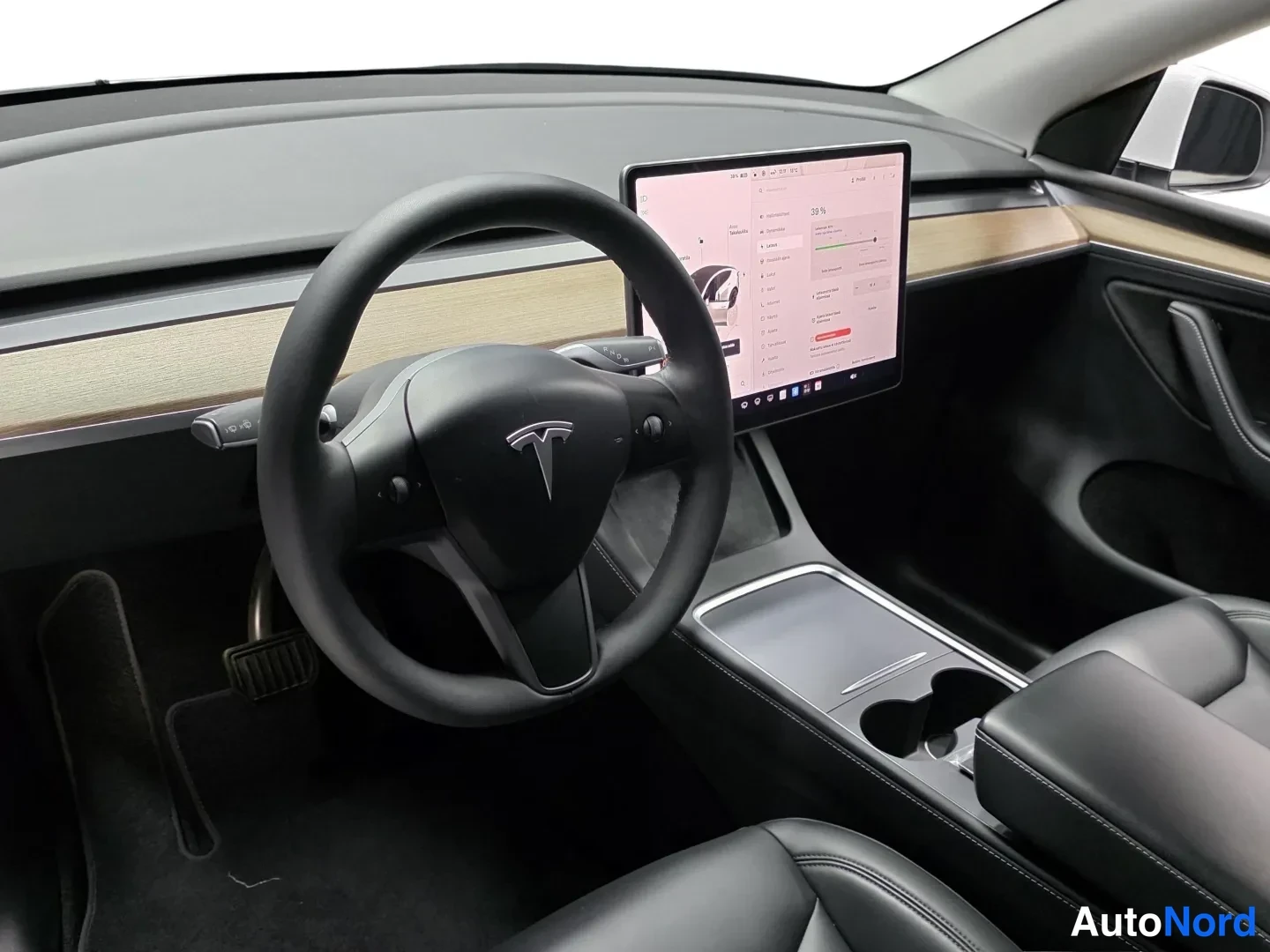 White Tesla Model Y 2023, photo 9