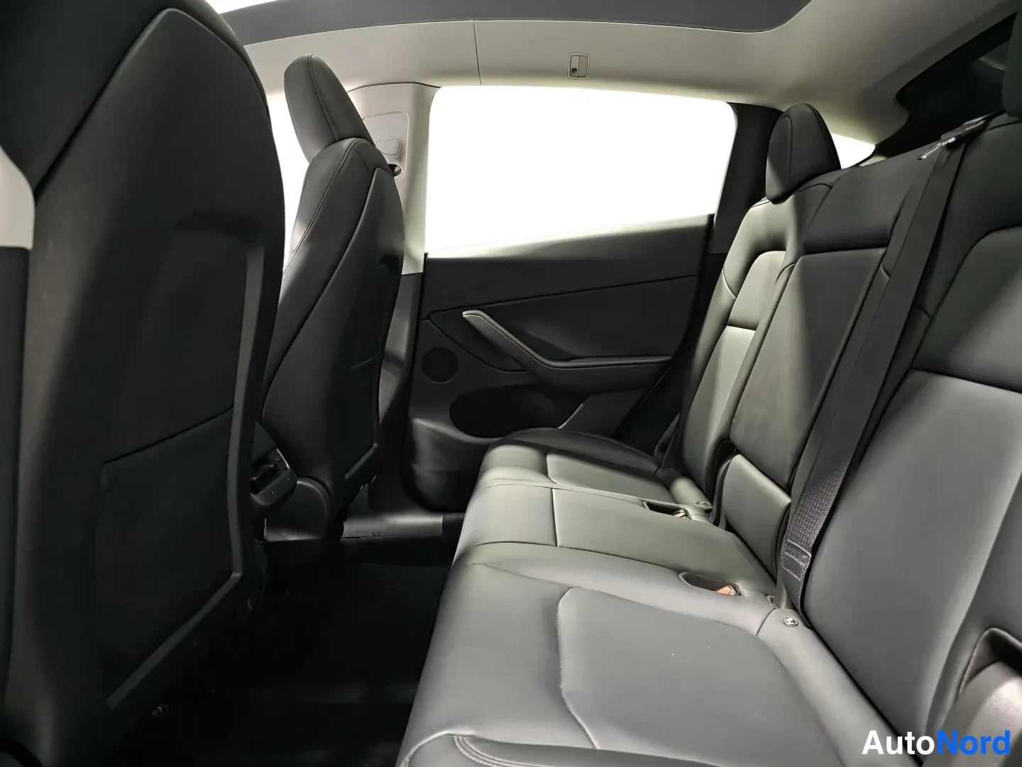 White Tesla Model Y 2023, photo 10