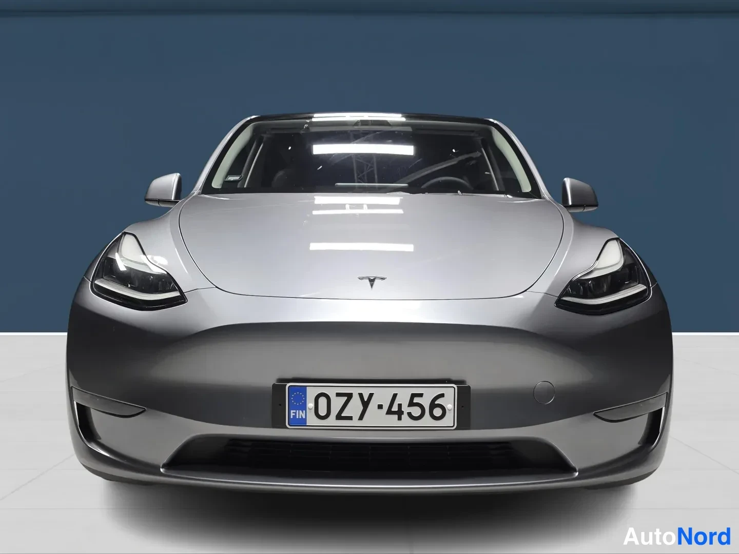 Grey Tesla Model Y 2023, front, photo 3