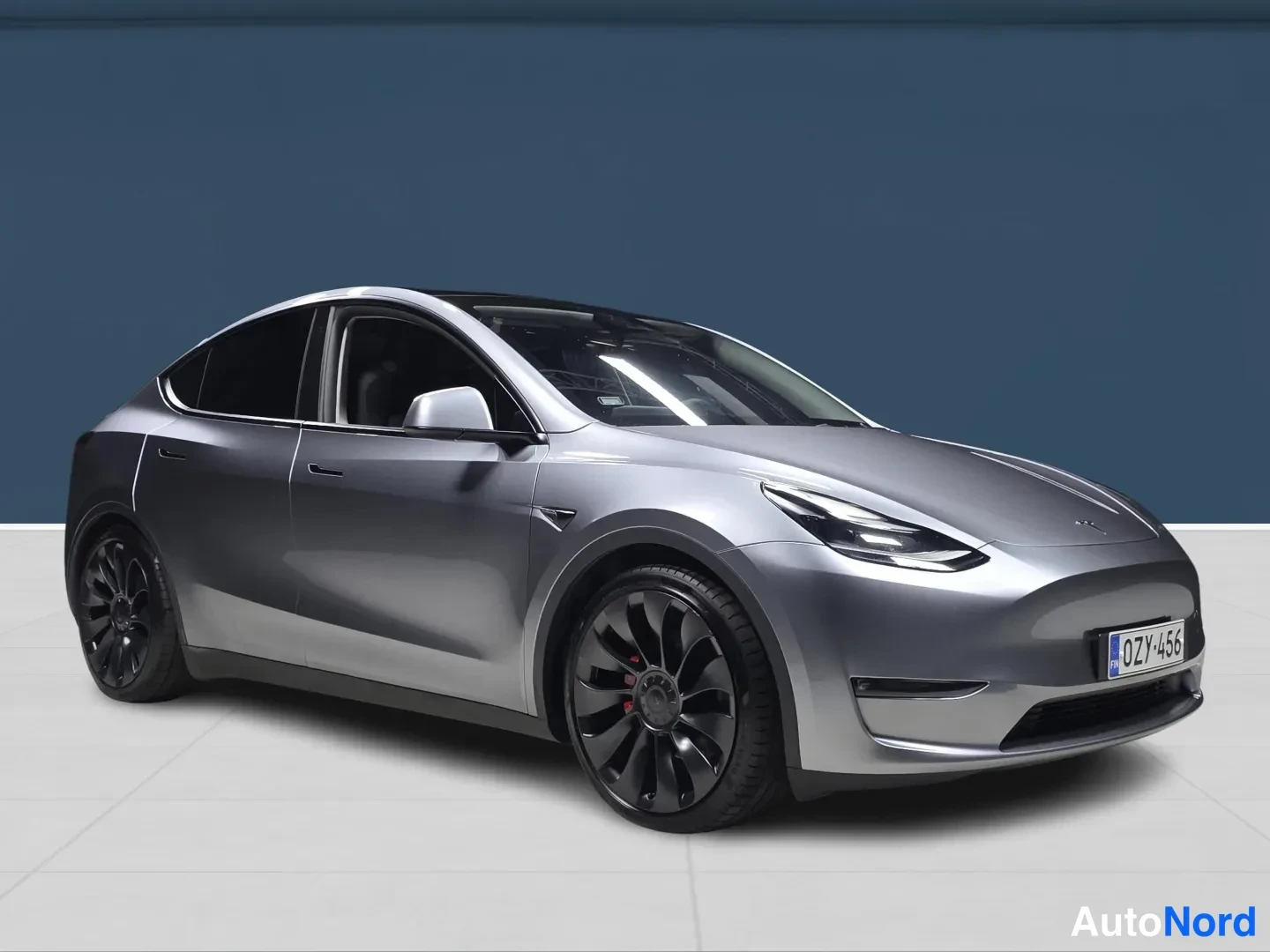 Grey Tesla Model Y 2023, front three-quarter, nose to the right, photo 2