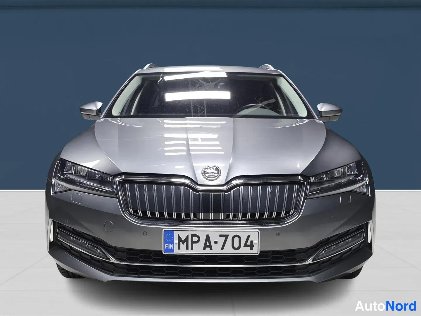 Grey Skoda Superb 2023, front, photo 3