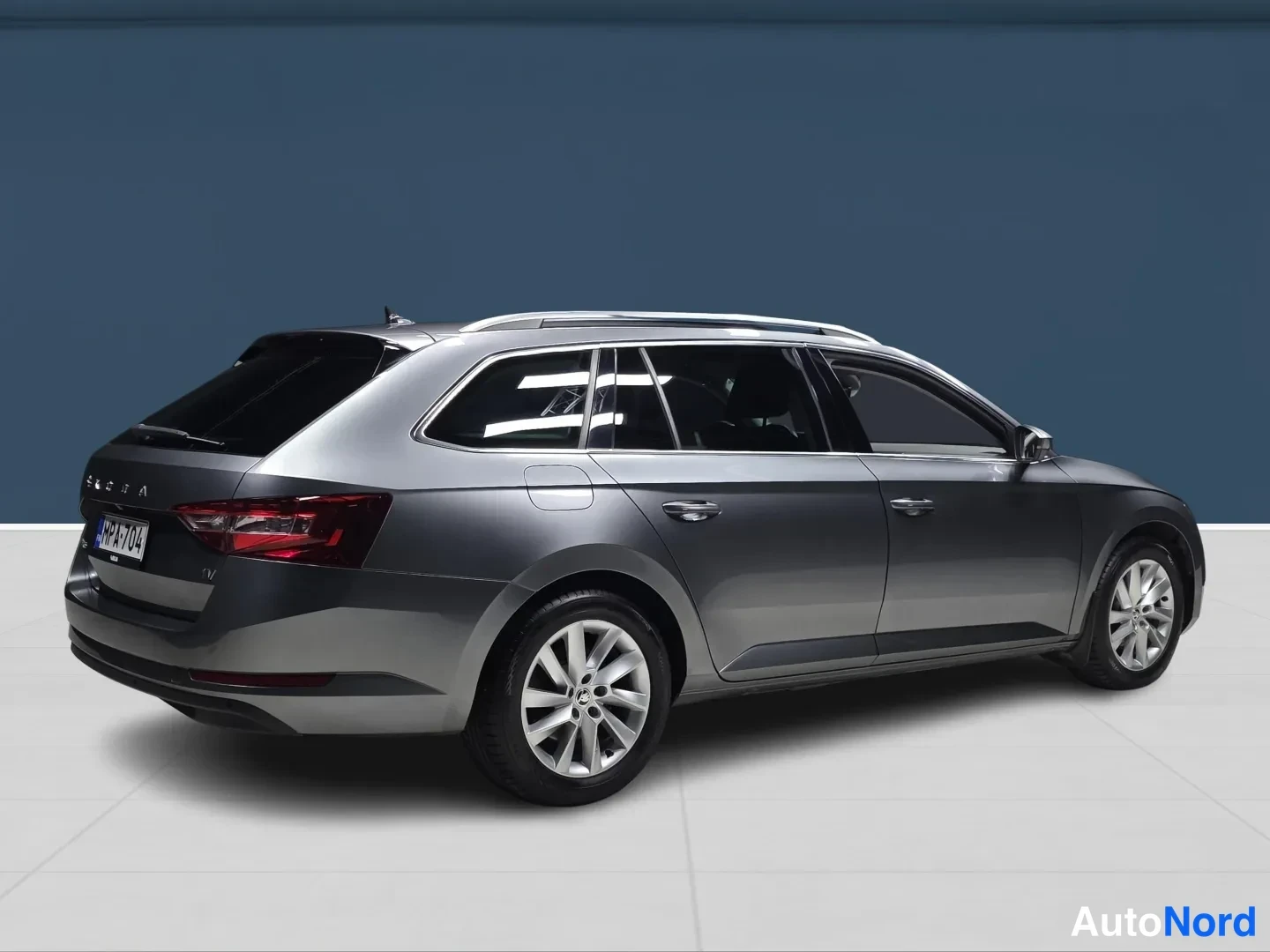 Grey Skoda Superb 2023, rear three-quarter, photo 4