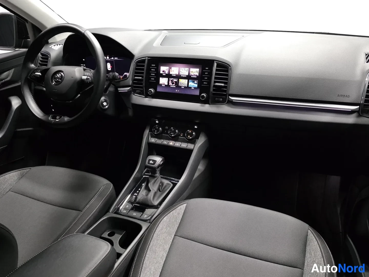 Black Skoda Karoq 2021, photo 8