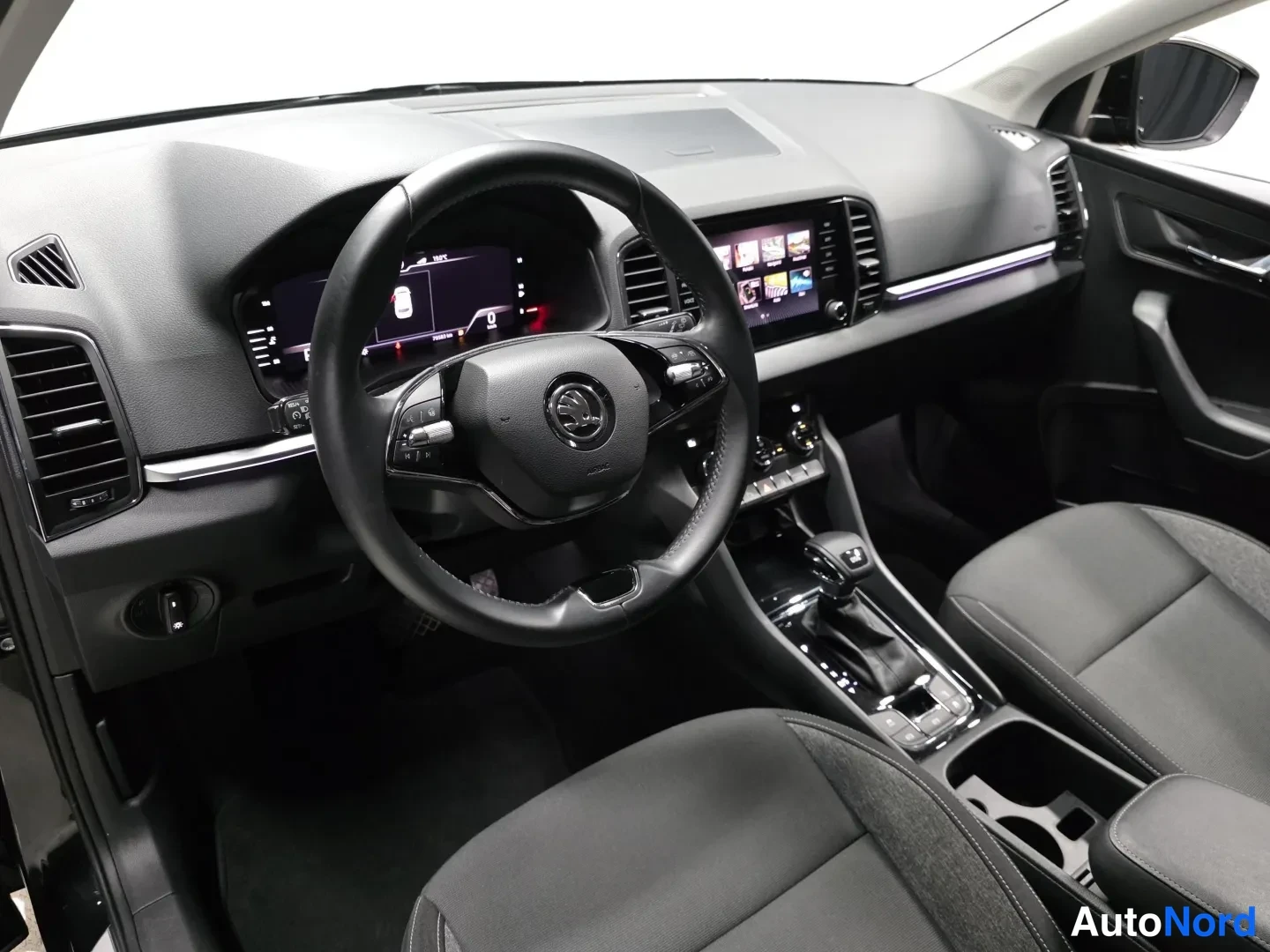Black Skoda Karoq 2021, photo 10