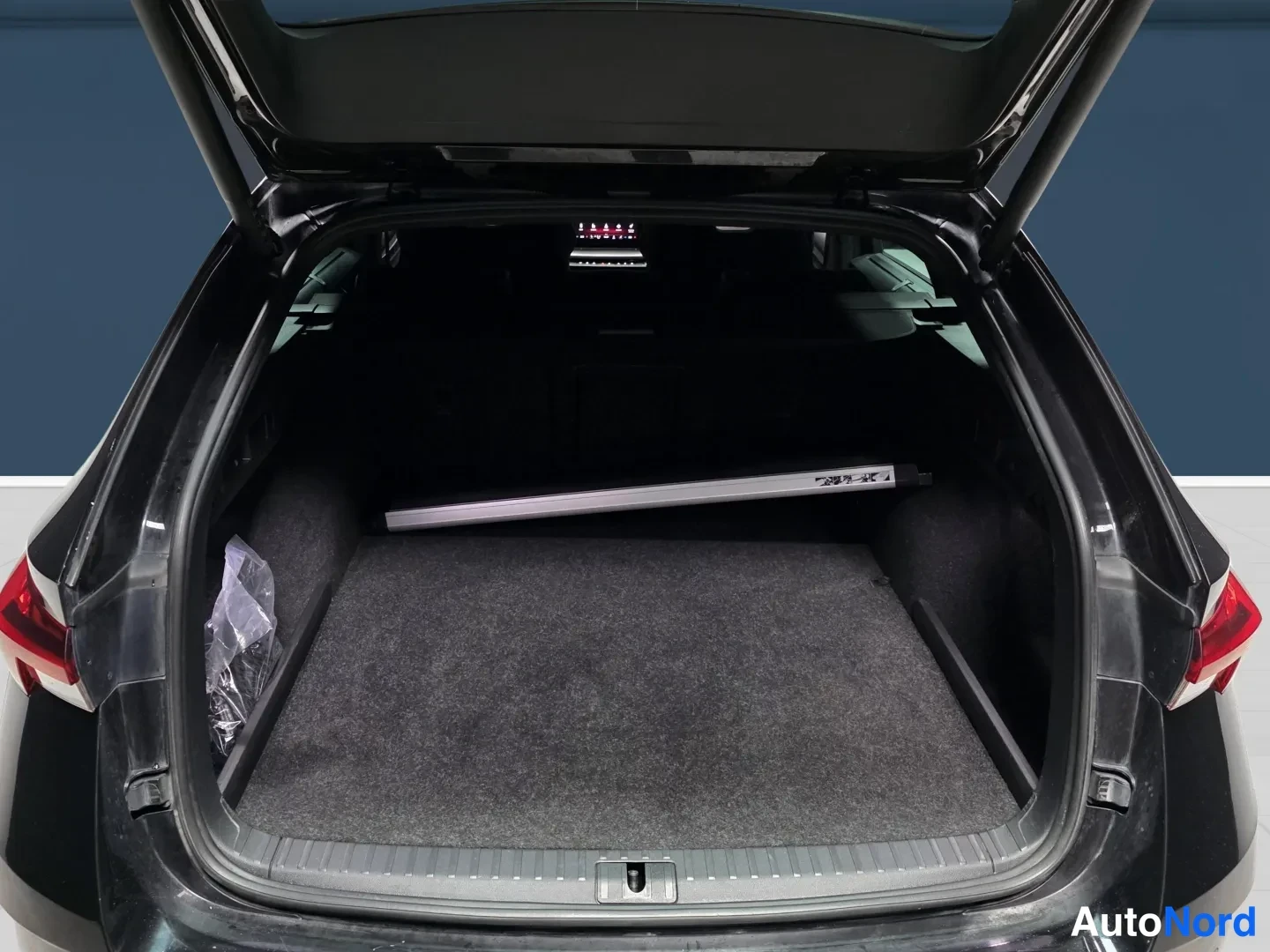 Black Skoda Octavia 2024, rear, photo 7