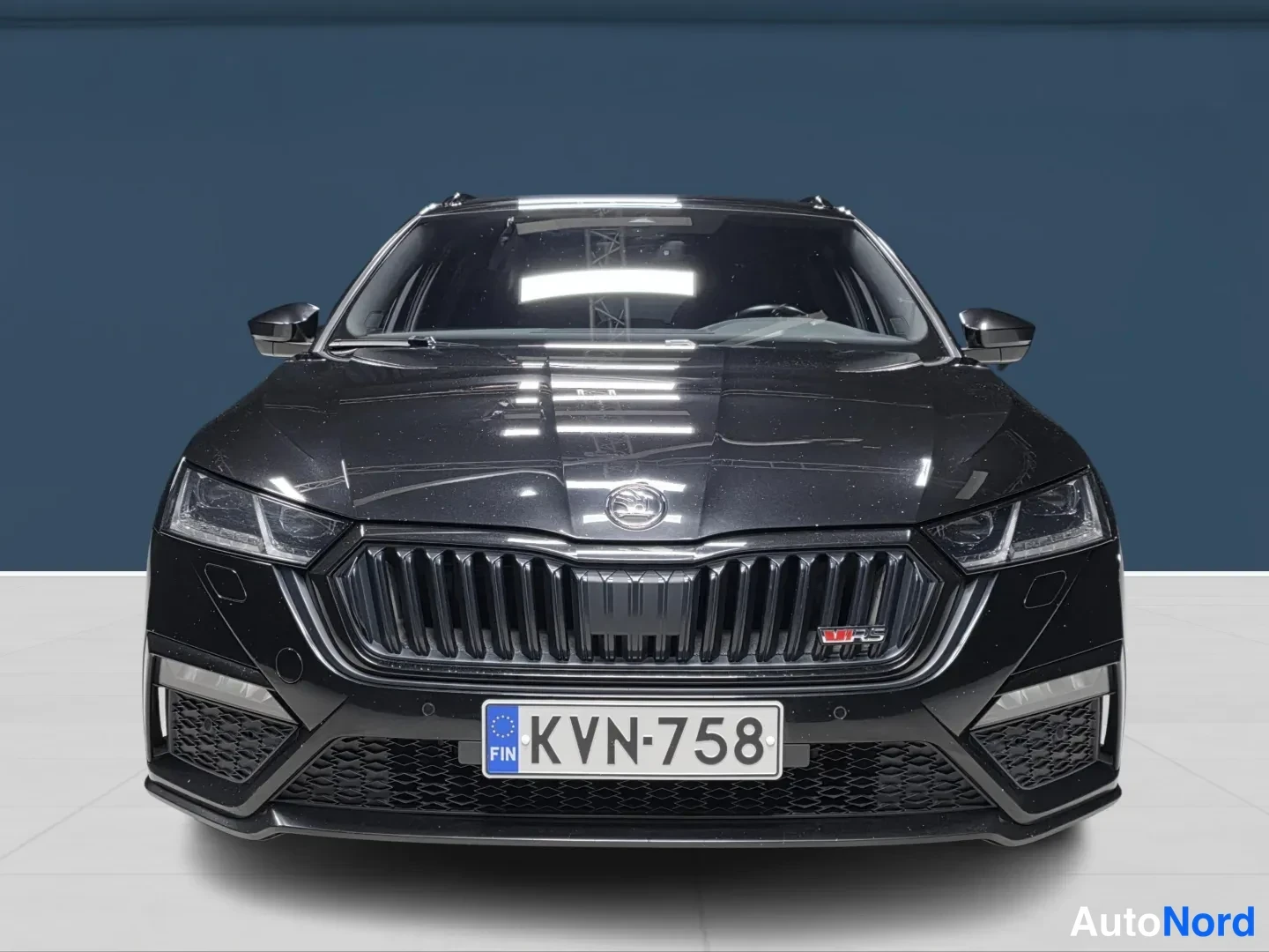 Black Skoda Octavia 2024, front, photo 3