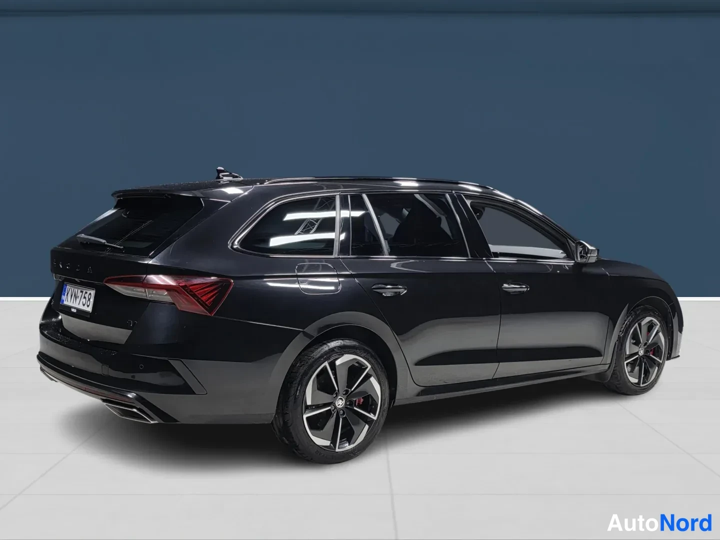 Black Skoda Octavia 2024, rear three-quarter, photo 4