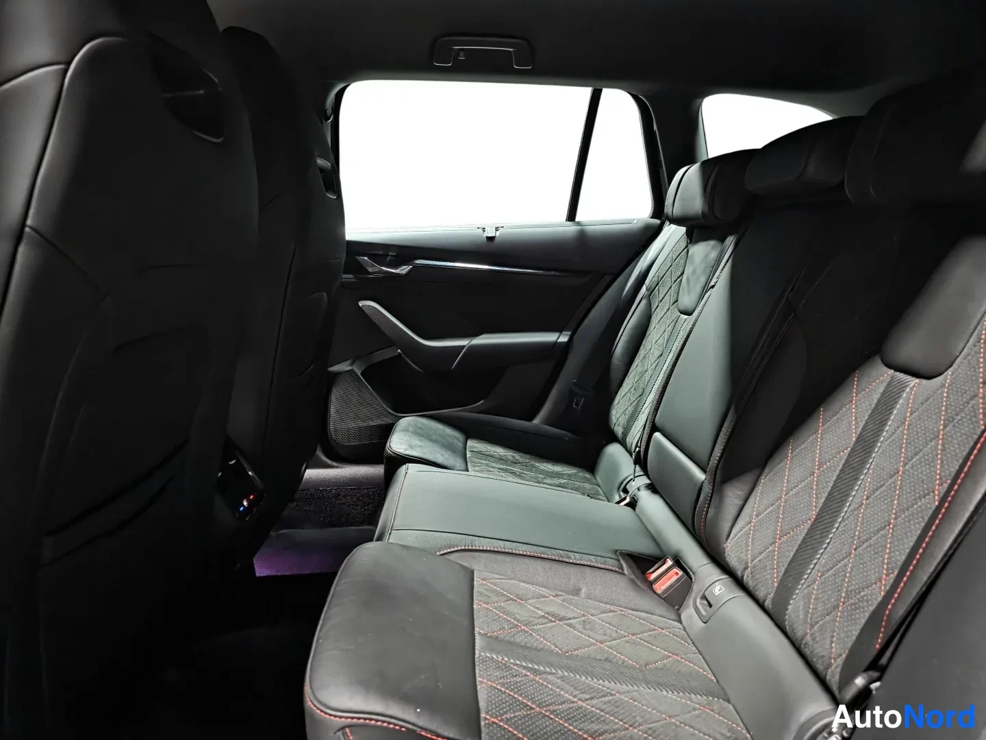 Black Skoda Octavia 2024, photo 19