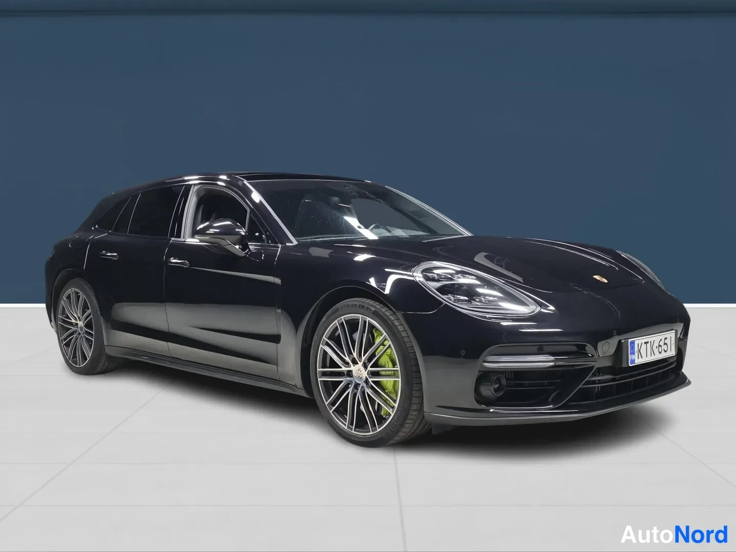 Black Porsche Panamera 2018, front three-quarter, nose to the right, photo 2