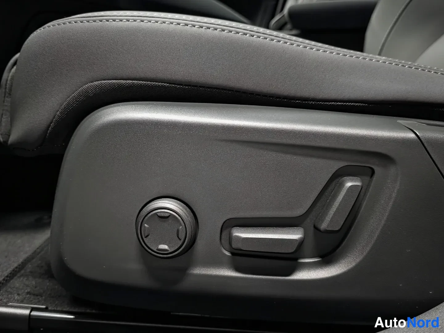 Grey Polestar 2 2026, photo 12
