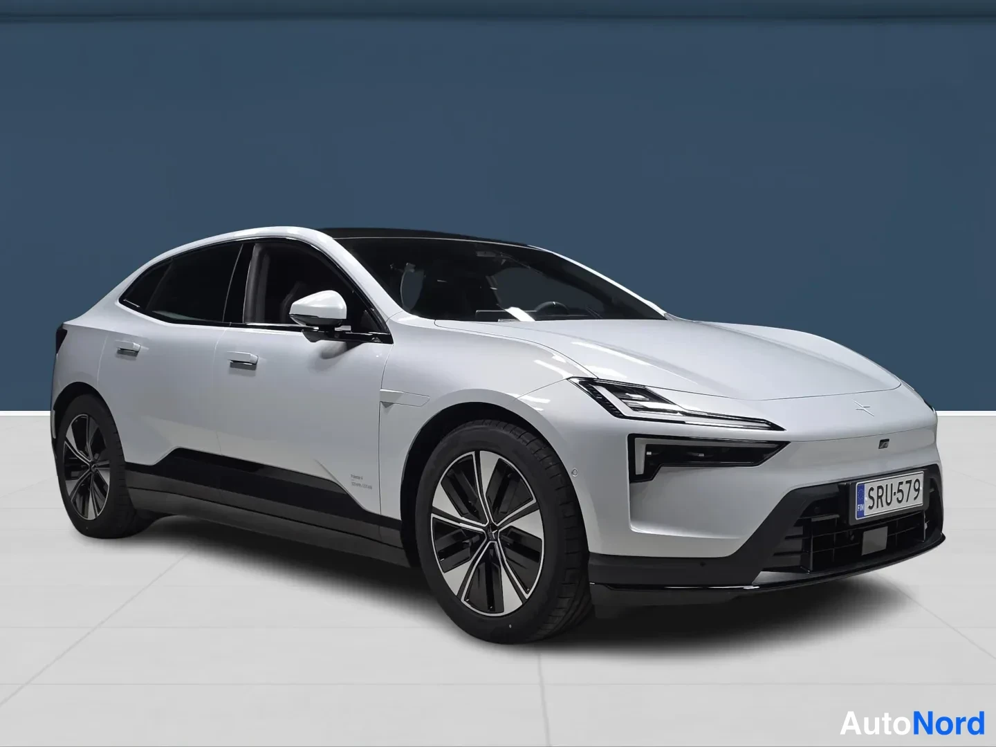 Grey Polestar 4 2026, front three-quarter, nose to the right, photo 2