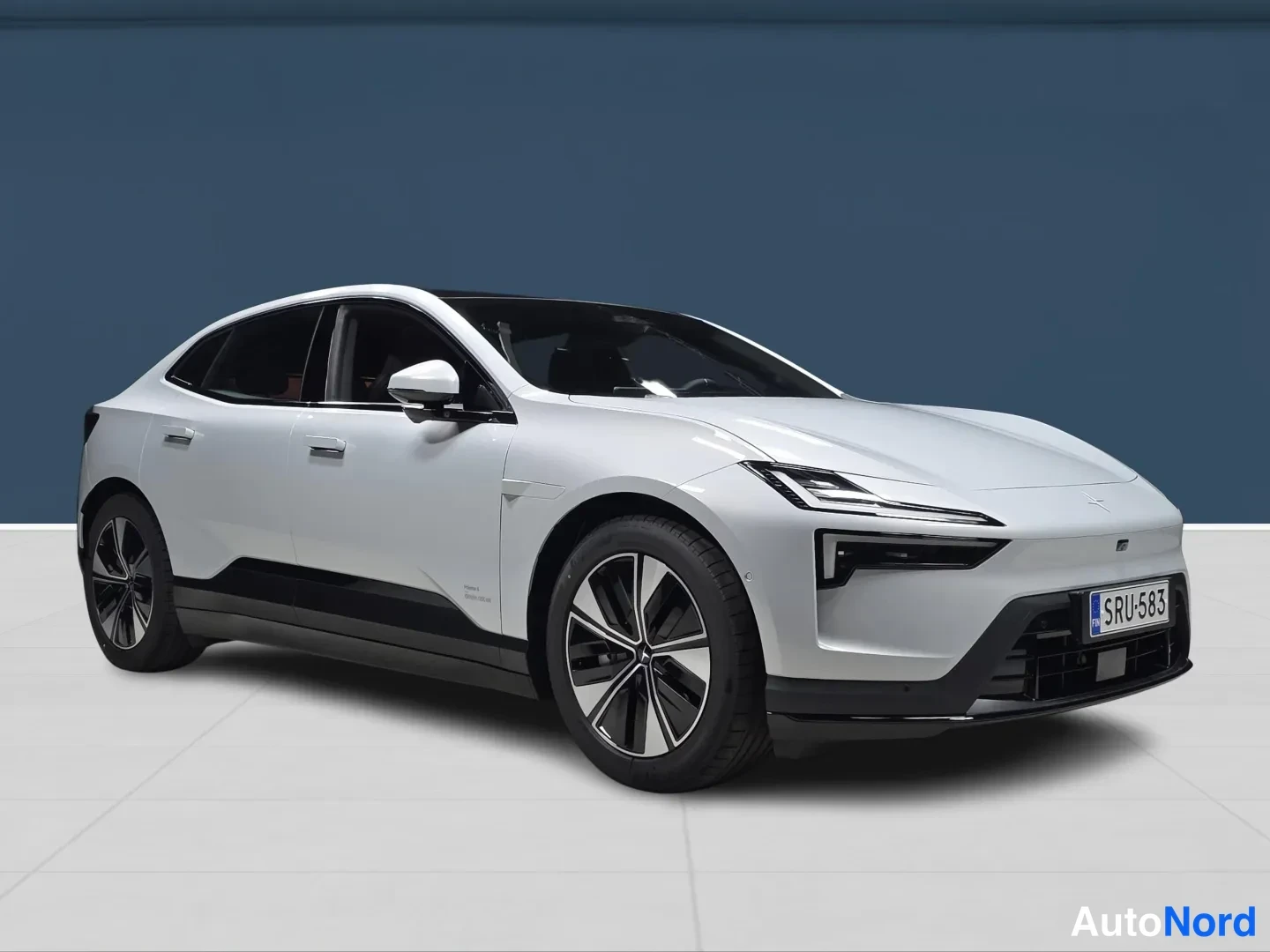 Grey Polestar 4 2026, front three-quarter, nose to the right, photo 2