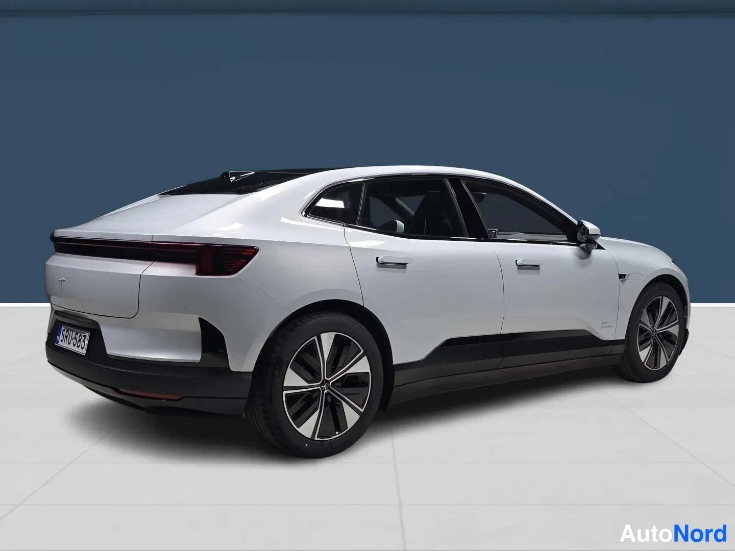 Grey Polestar 4 2026, rear three-quarter, photo 4