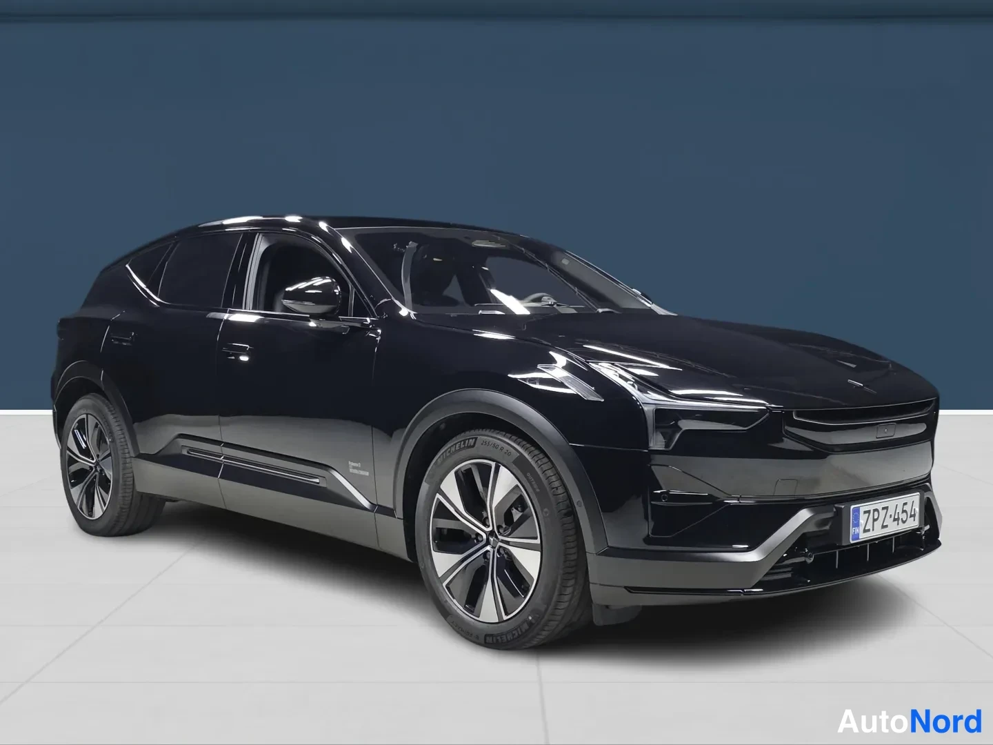 Black Polestar 3 2026, front three-quarter, nose to the right, photo 2