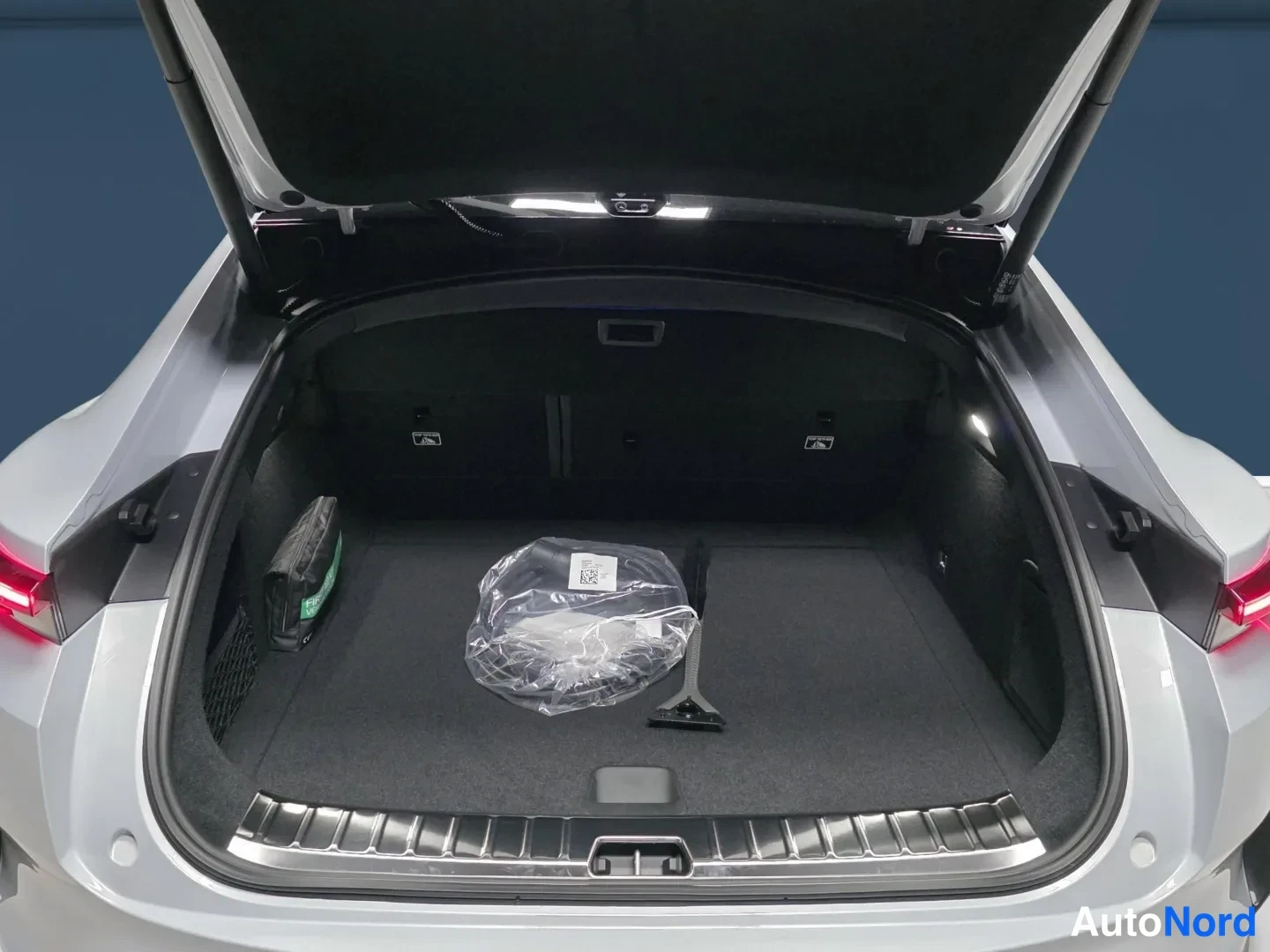 Harmaa Polestar 4 2026, kuva 11