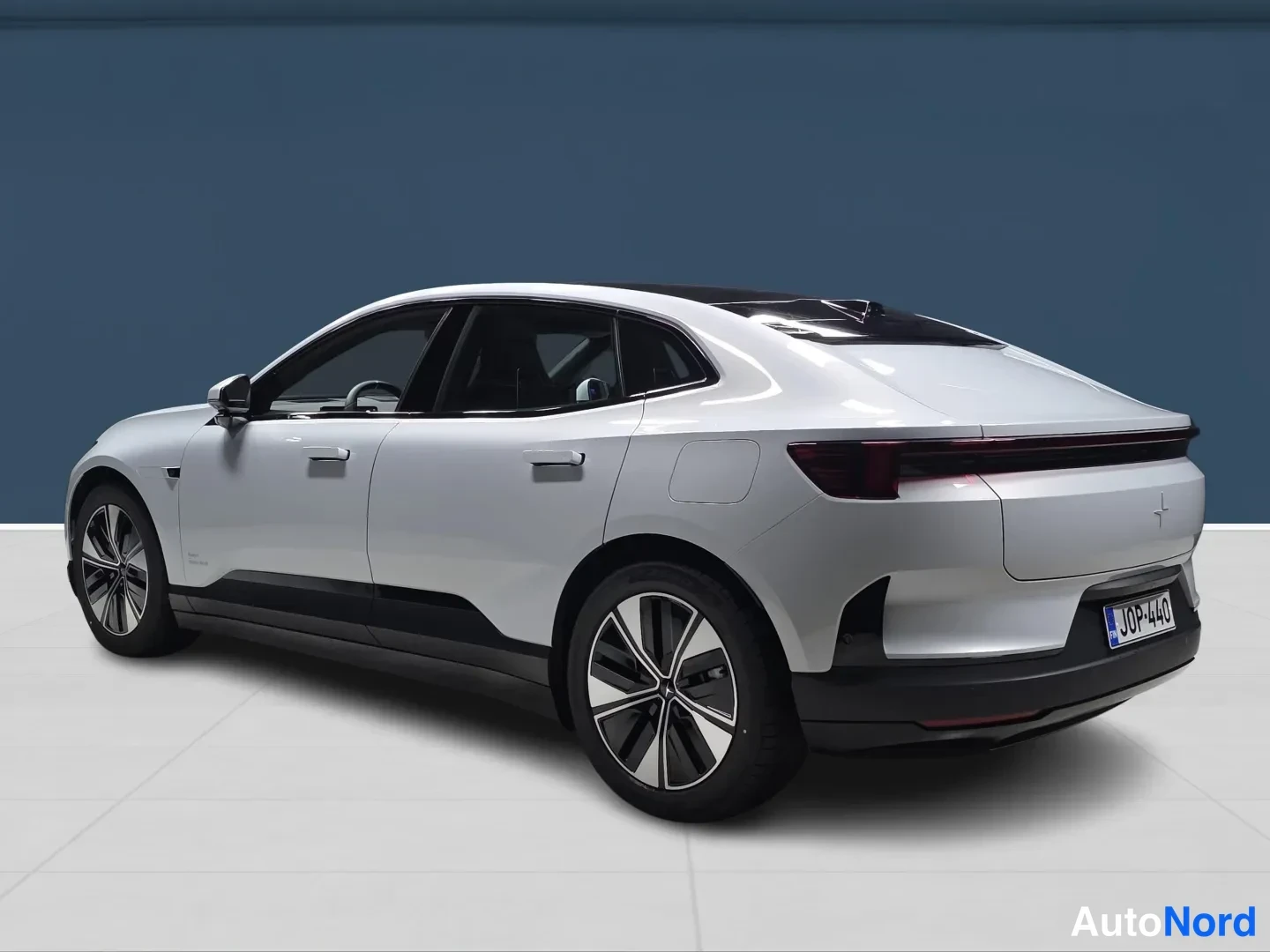 Harmaa Polestar 4 2026, takaviisto, kuva 5