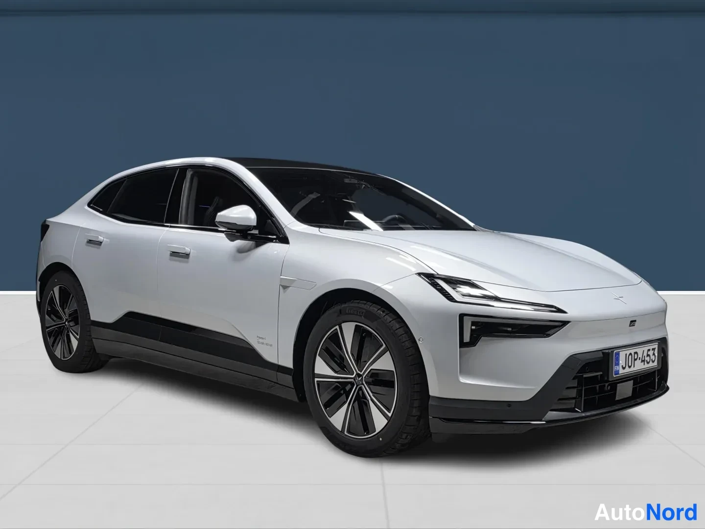 Grey Polestar 4 2026, front three-quarter, nose to the right, photo 2