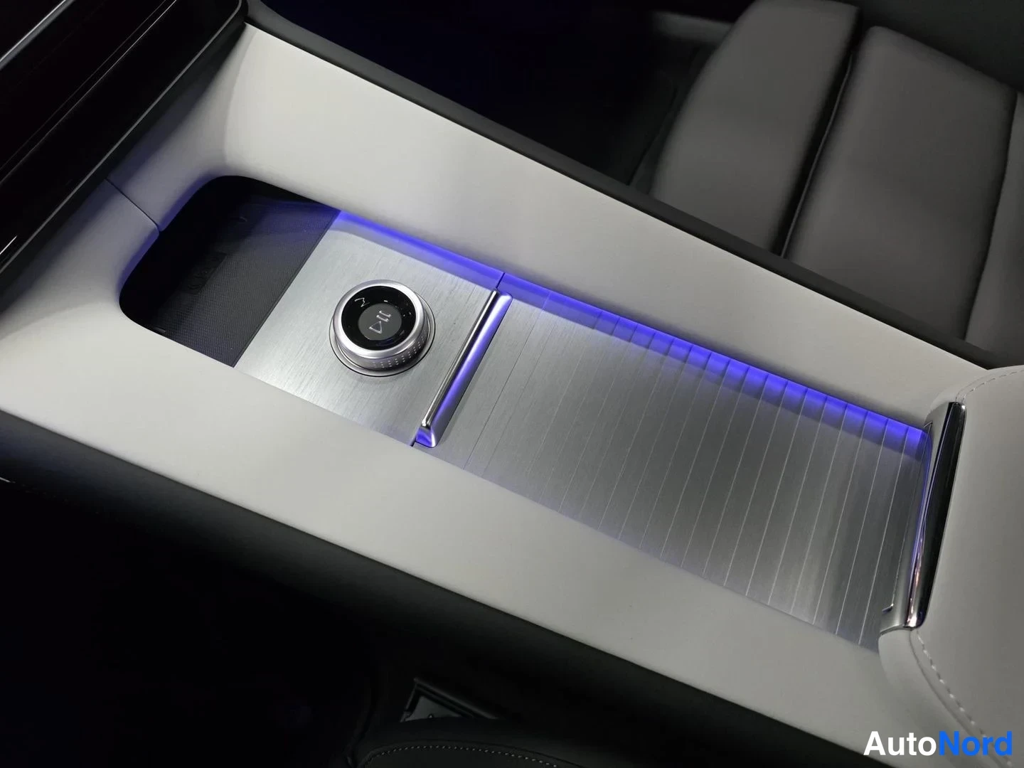 Harmaa Polestar 4 2026, kuva 15