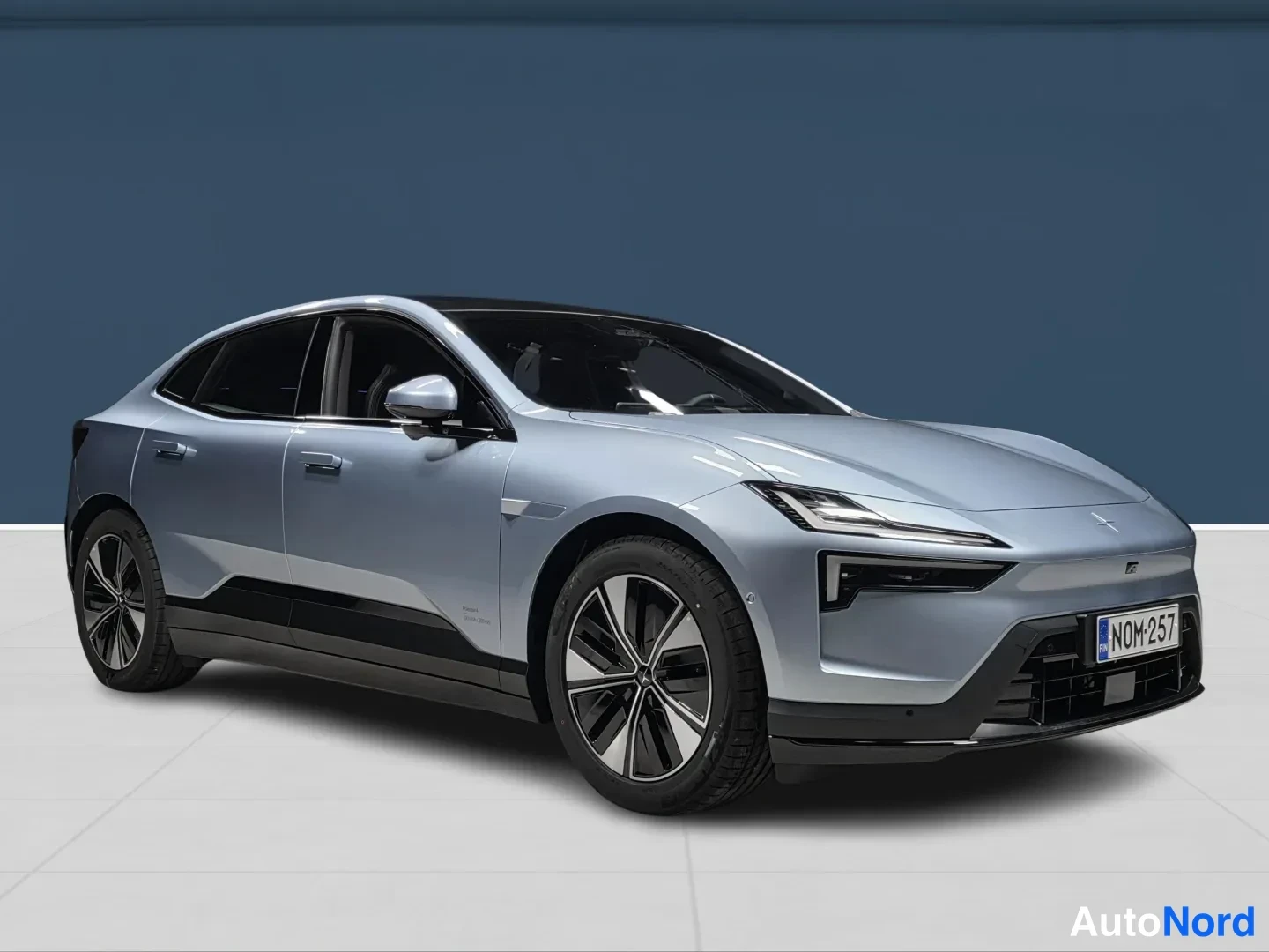 Sininen Polestar 4 2026, etuviisto, keula oikealle, kuva 2