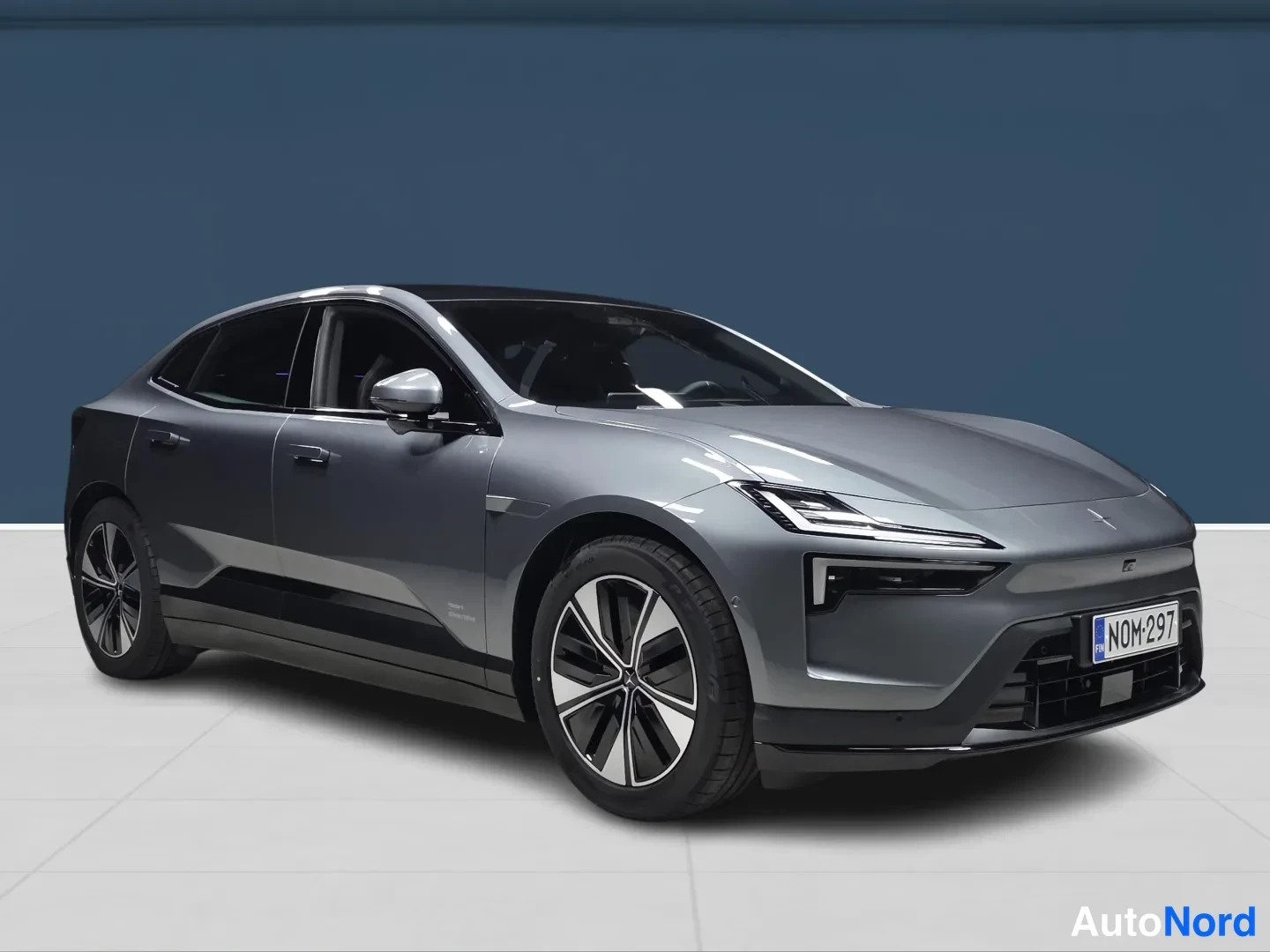 Grey Polestar 4 2026, front three-quarter, nose to the right, photo 2