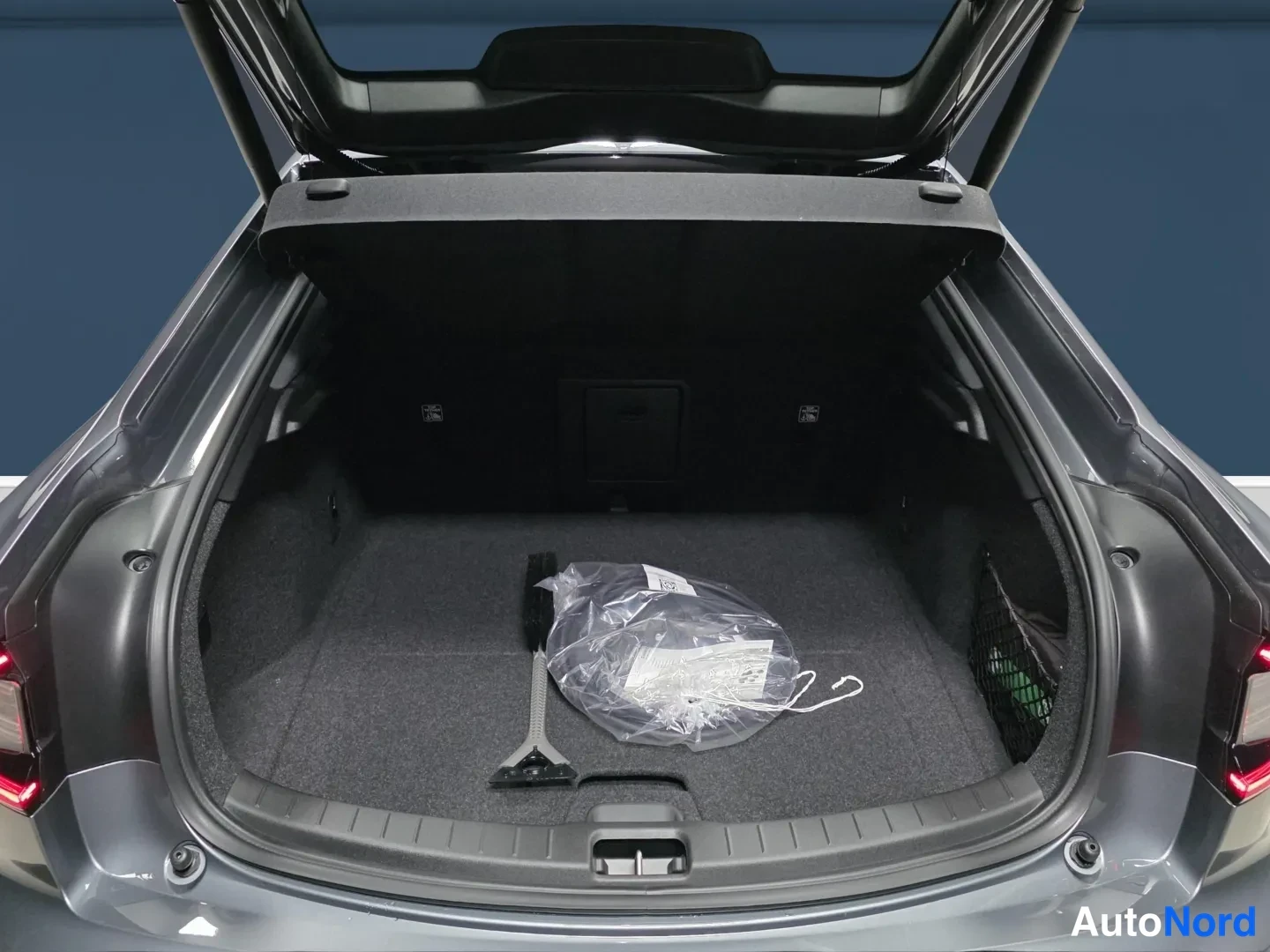 Harmaa Polestar 2 2027, takaa, kuva 7