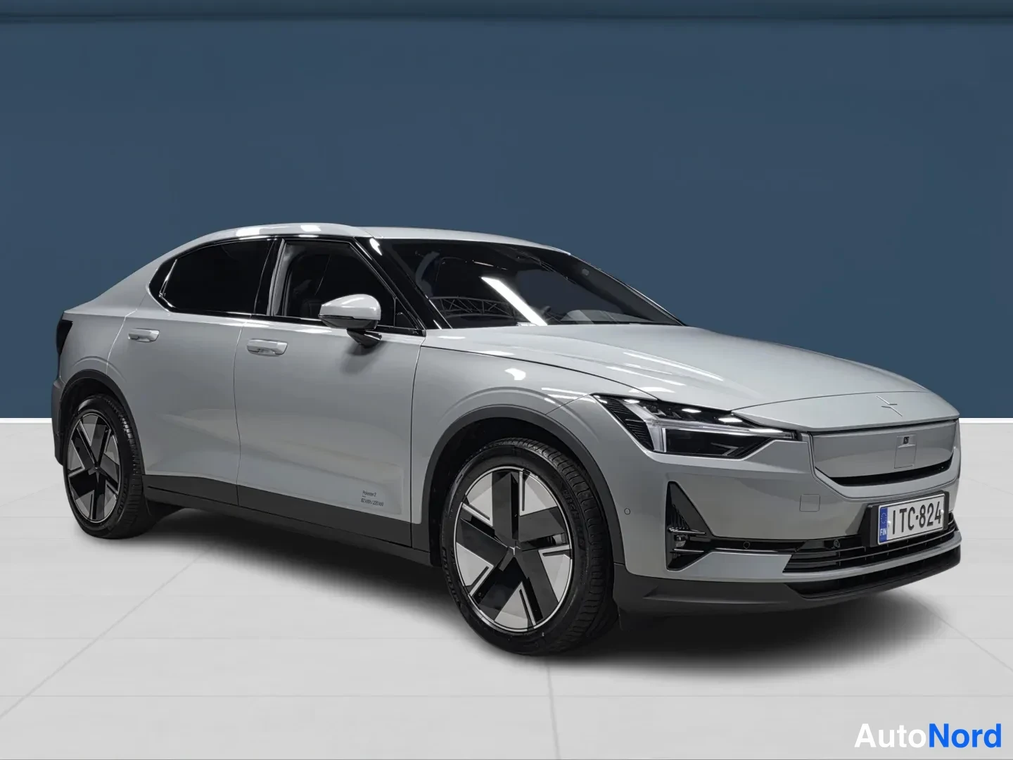 Harmaa Polestar 2 2026, etuviisto, keula oikealle, kuva 2
