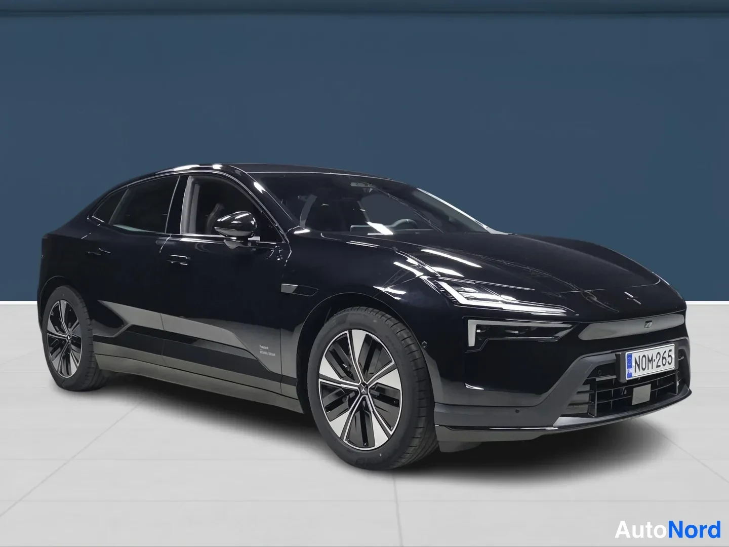 Black Polestar 4 2026, front three-quarter, nose to the right, photo 2