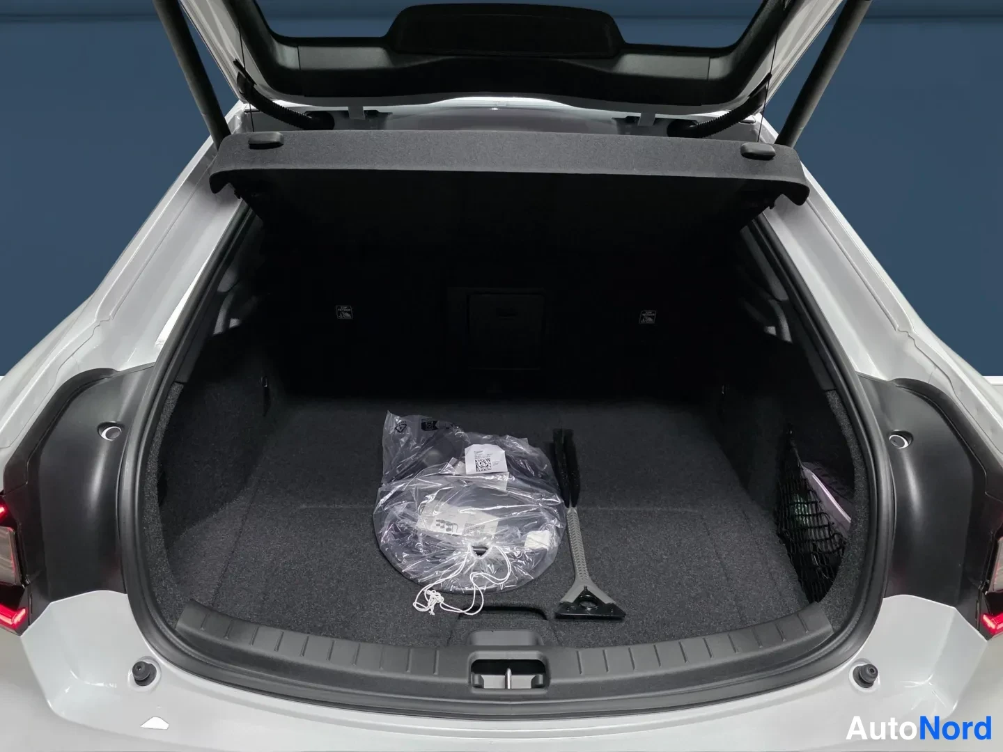 White Polestar 2 2026, photo 7