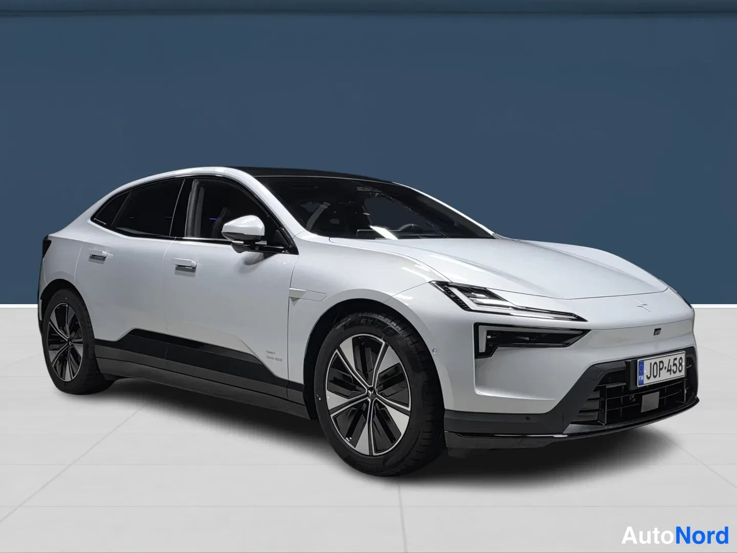 Grey Polestar 4 2026, front three-quarter, nose to the right, photo 2