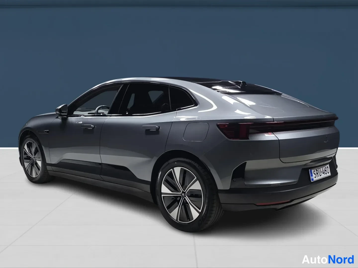 Grey Polestar 4 2026, rear three-quarter, photo 4