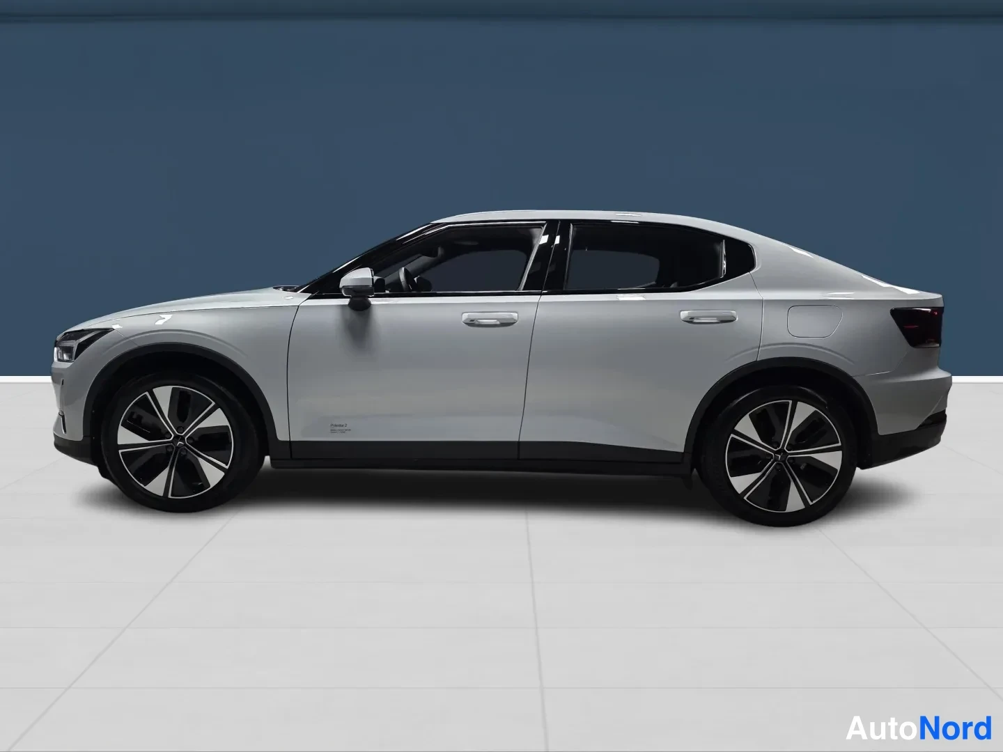 Harmaa Polestar 2 2023, sivulta, kuva 4