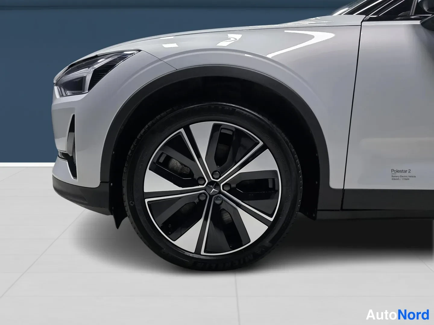 Harmaa Polestar 2 2023, edestä, kuva 3