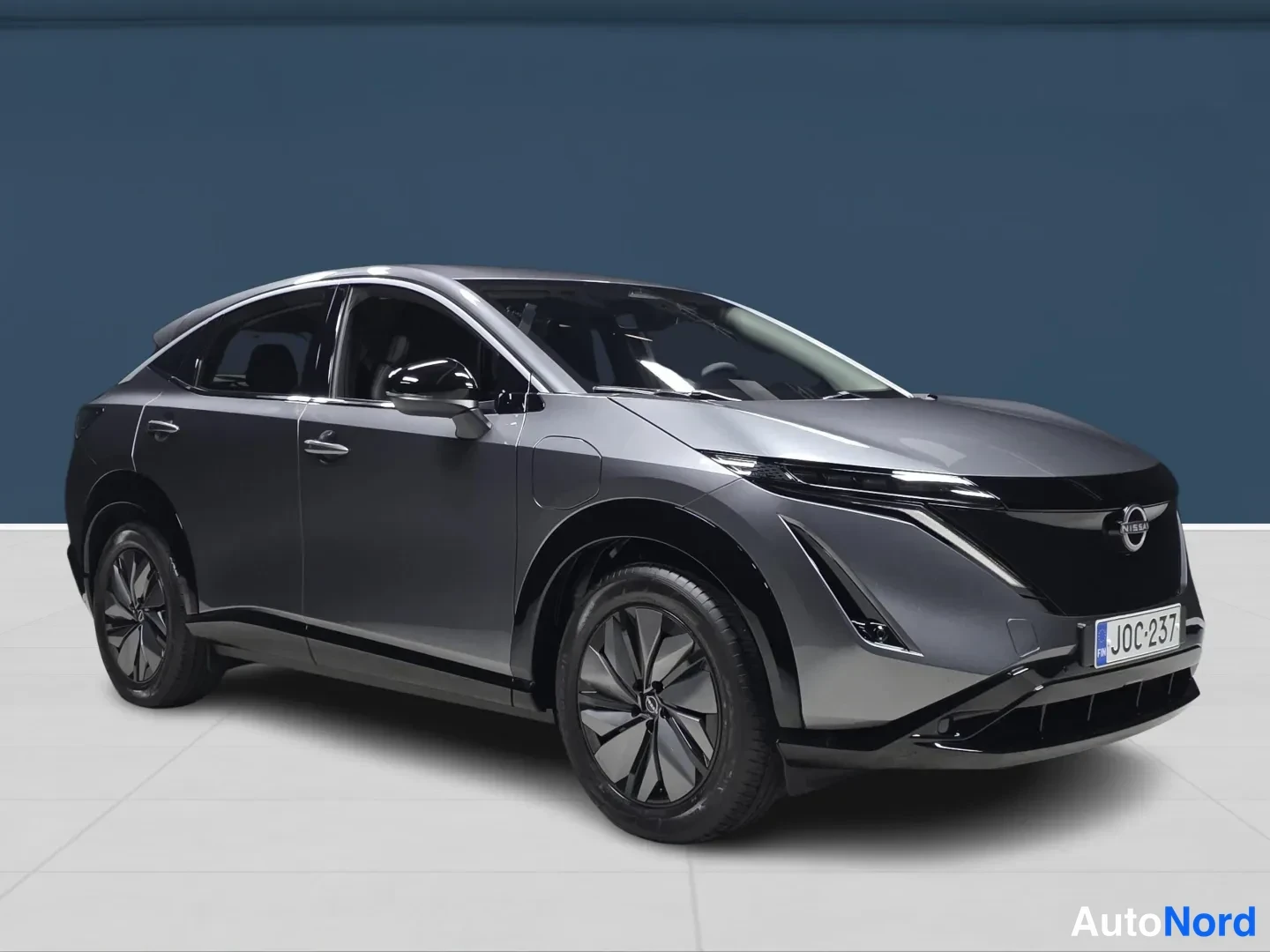 Harmaa Nissan Ariya 2026, etuviisto, keula oikealle, kuva 2