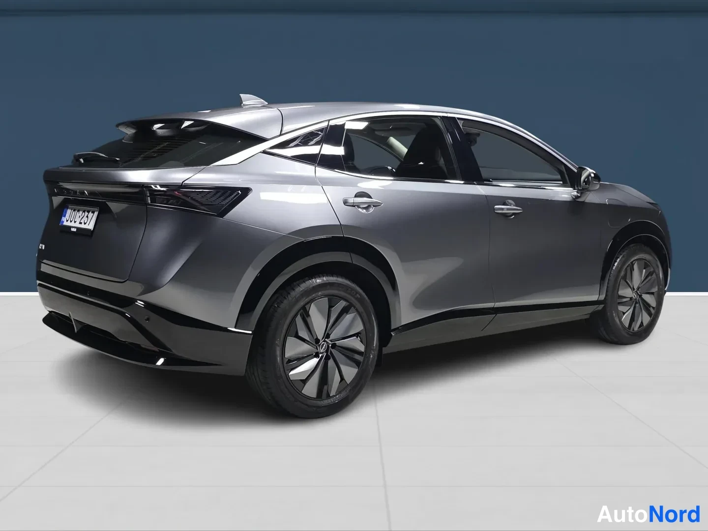 Harmaa Nissan Ariya 2026, takaviisto, kuva 4