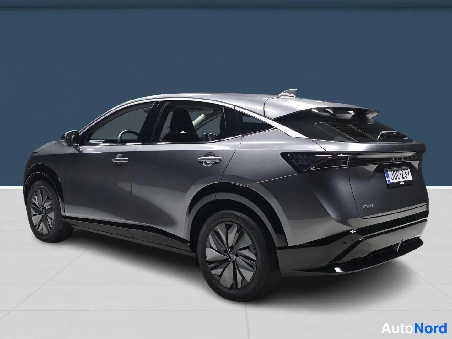 Harmaa Nissan Ariya 2026, takaviisto, kuva 5