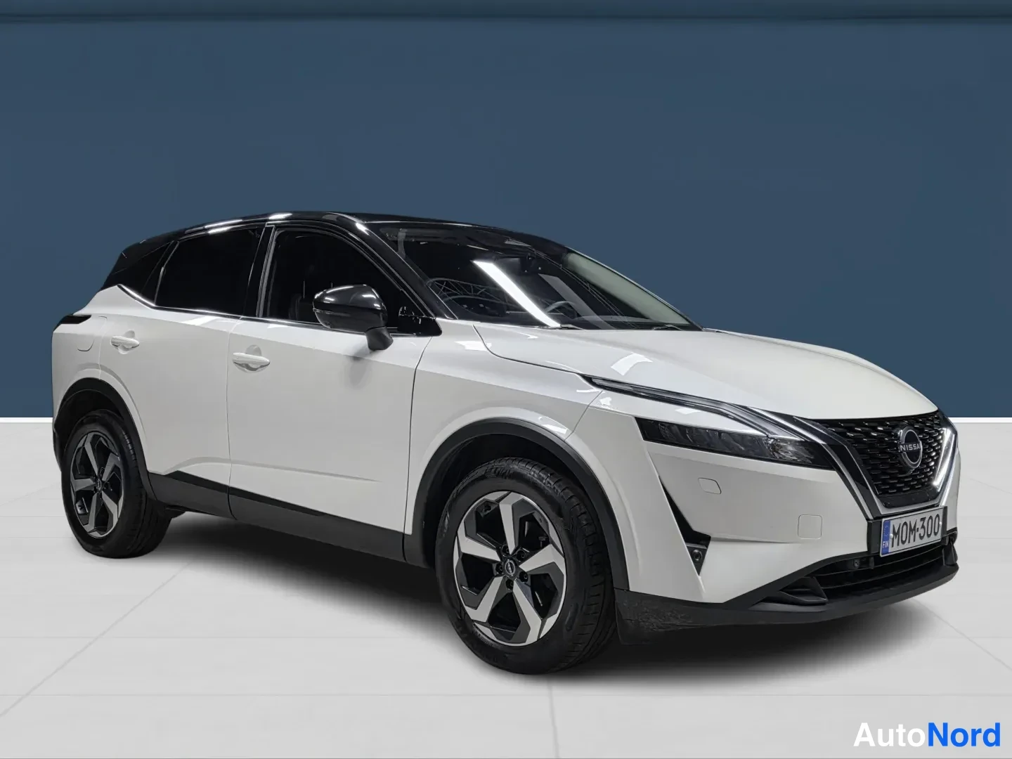 White Nissan Qashqai 2022, front three-quarter, nose to the right, photo 2