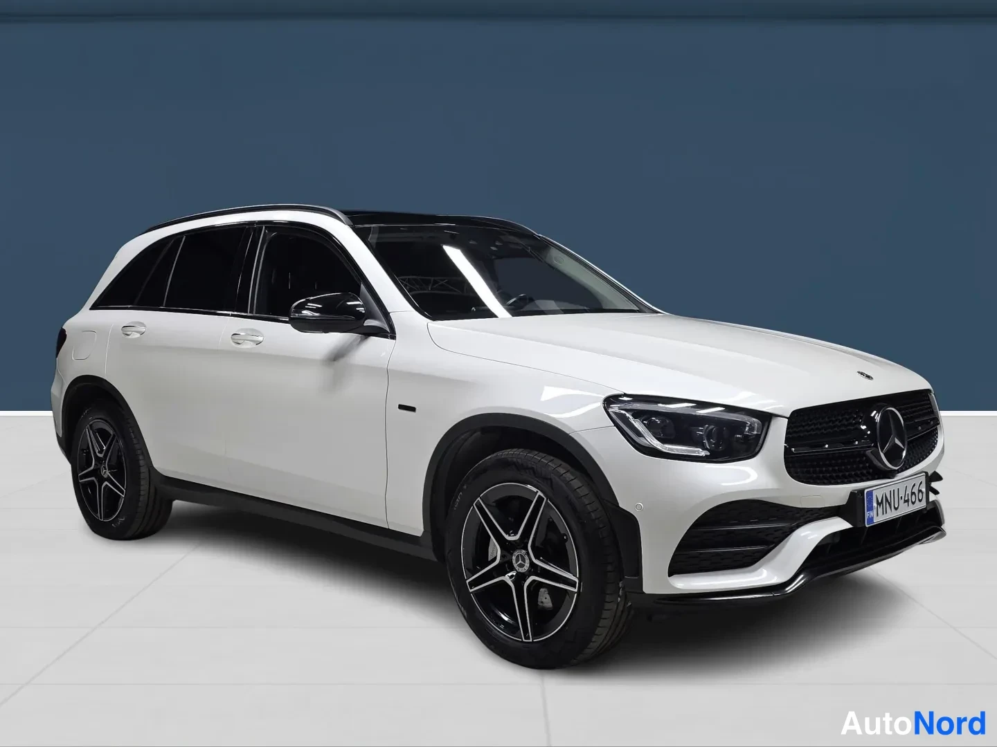 White Mercedes-Benz GLC 2021, front three-quarter, nose to the right, photo 2