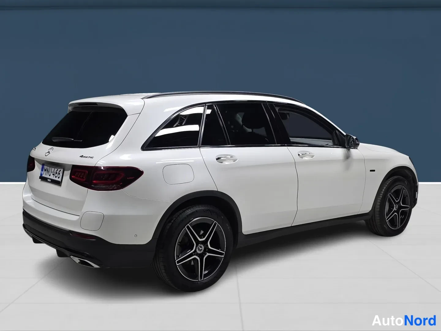 White Mercedes-Benz GLC 2021, rear three-quarter, photo 4