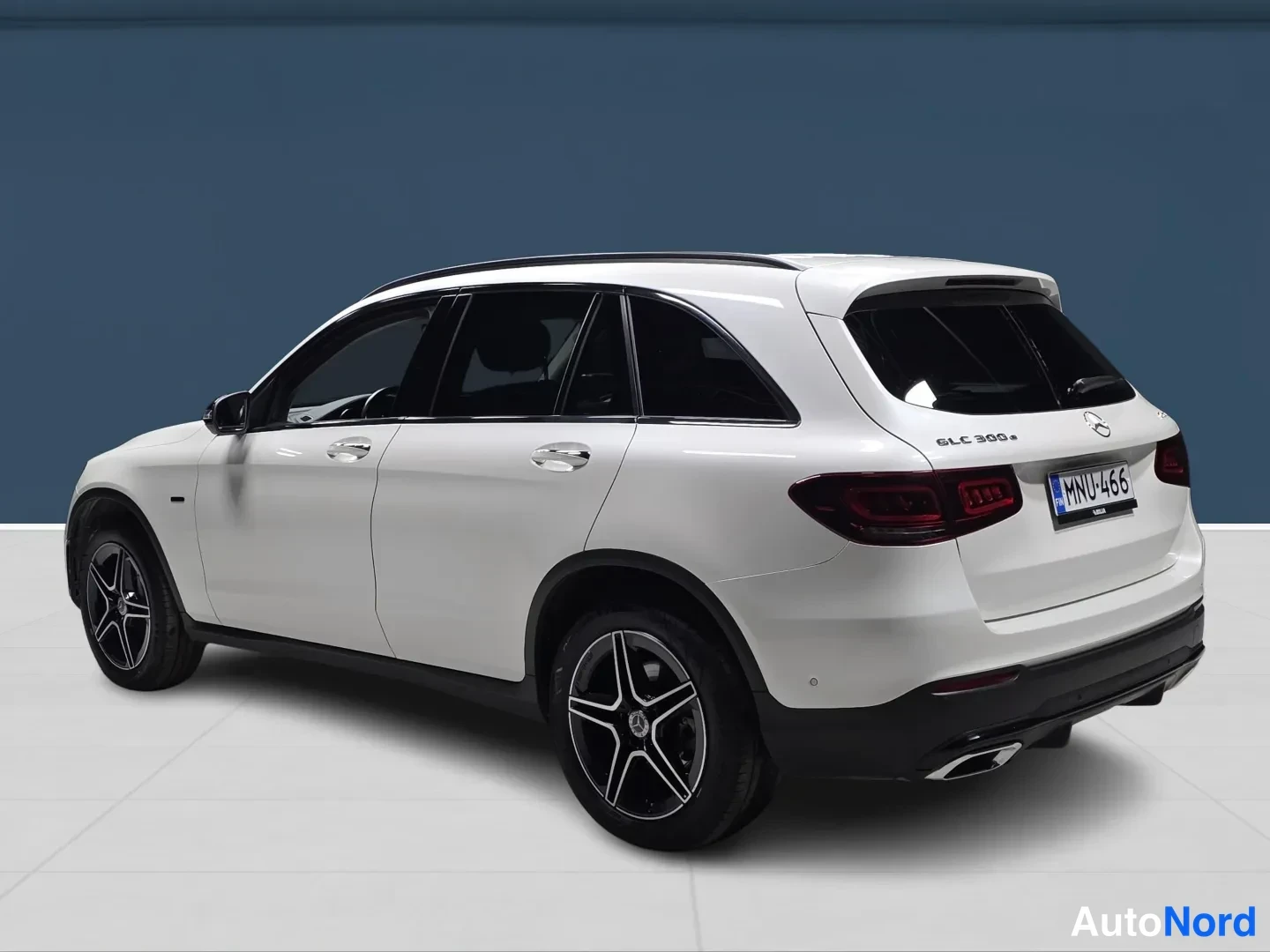 White Mercedes-Benz GLC 2021, rear three-quarter, photo 5