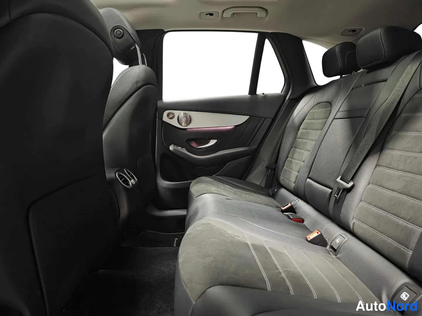 White Mercedes-Benz GLC 2021, detail, photo 9