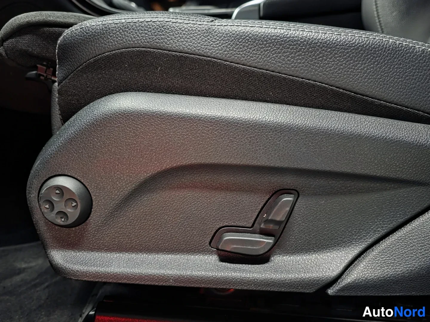 Blue Mercedes-Benz GLC 2020, photo 17
