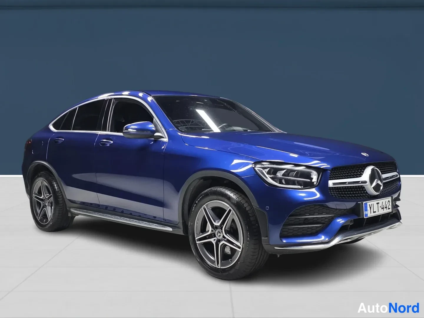 Blue Mercedes-Benz GLC 2020, front three-quarter, nose to the right, photo 2