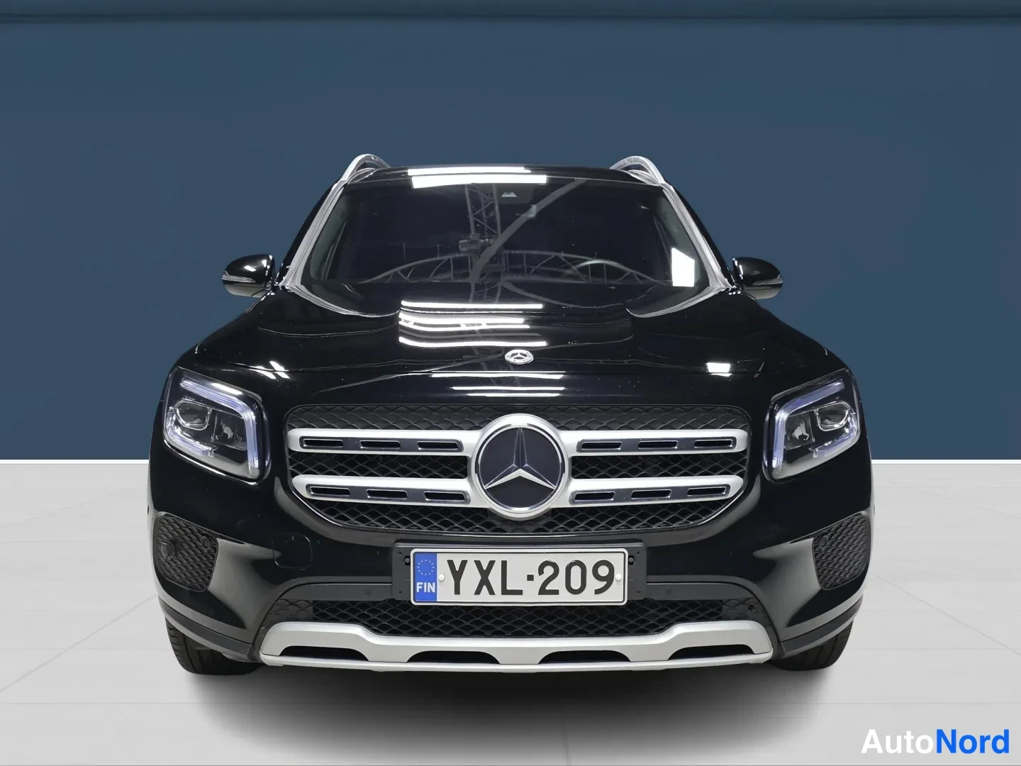 Black Mercedes-Benz GLB 2021, front, photo 3
