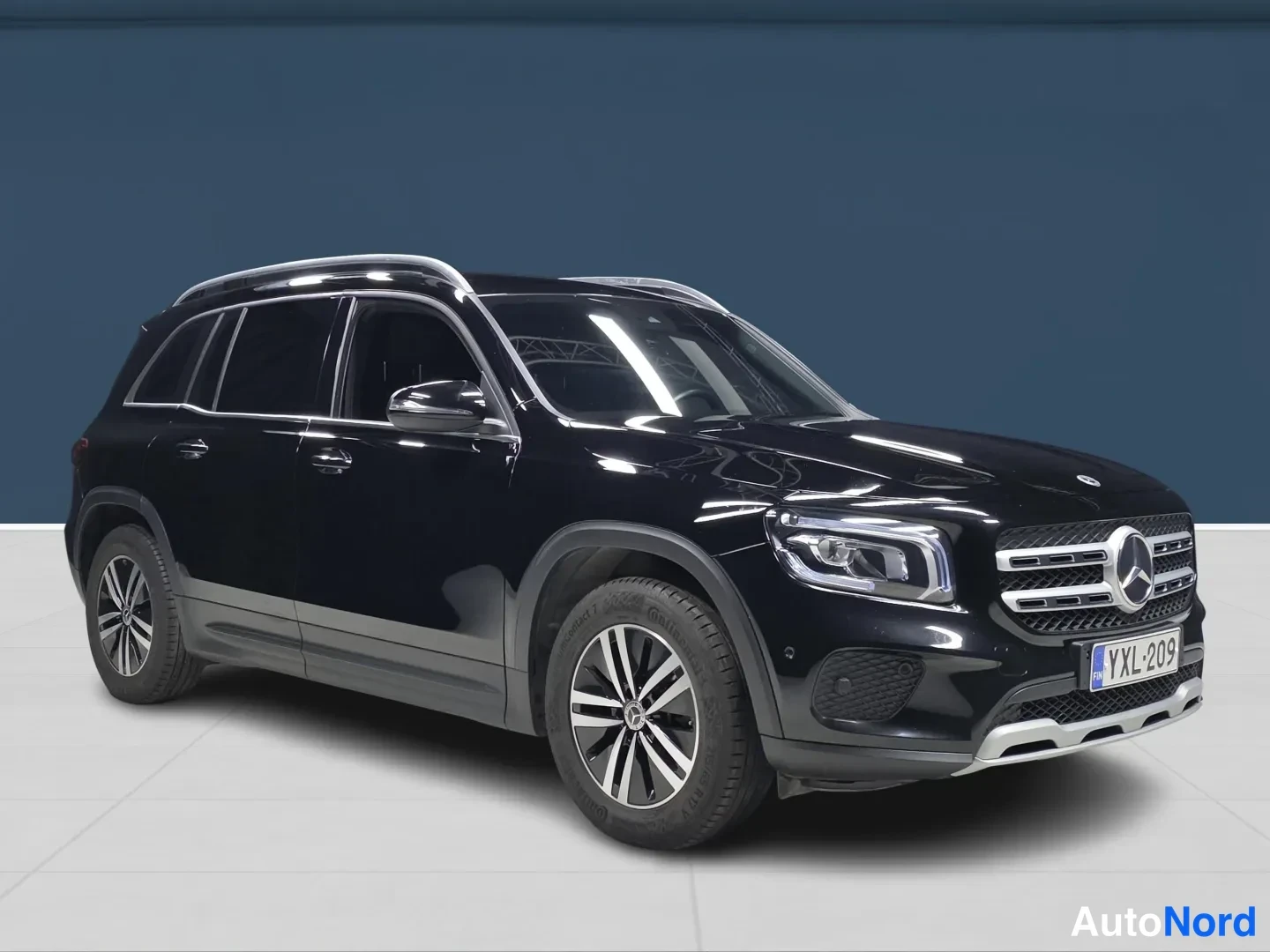 Black Mercedes-Benz GLB 2021, front three-quarter, nose to the right, photo 2