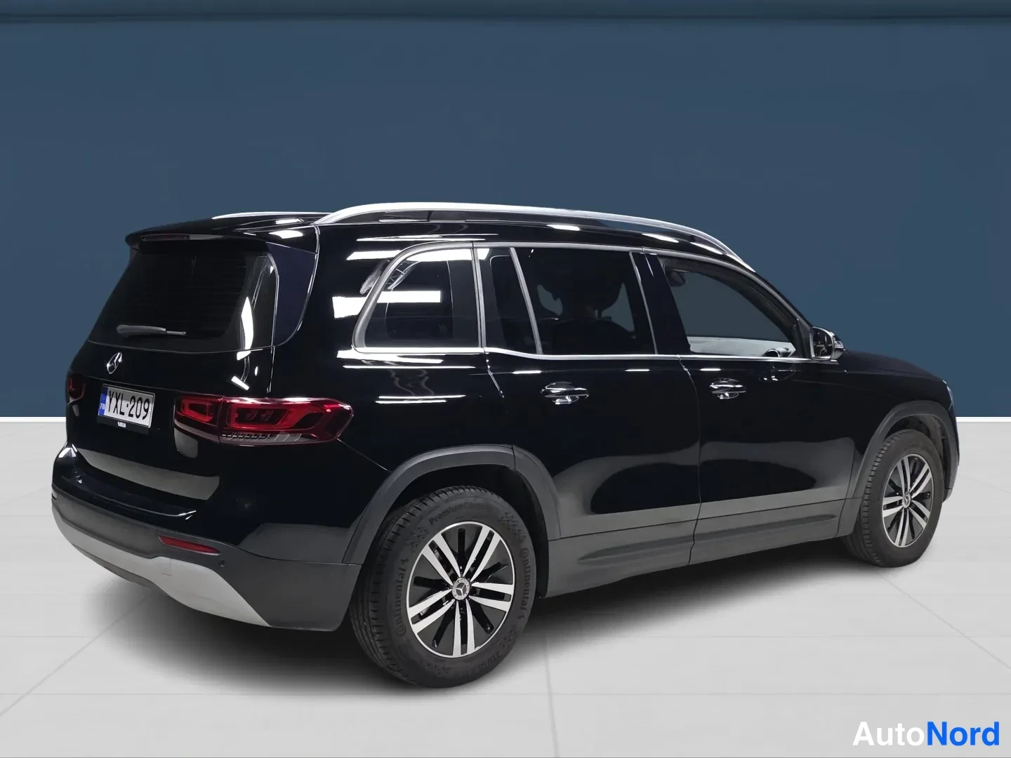Black Mercedes-Benz GLB 2021, rear three-quarter, photo 4