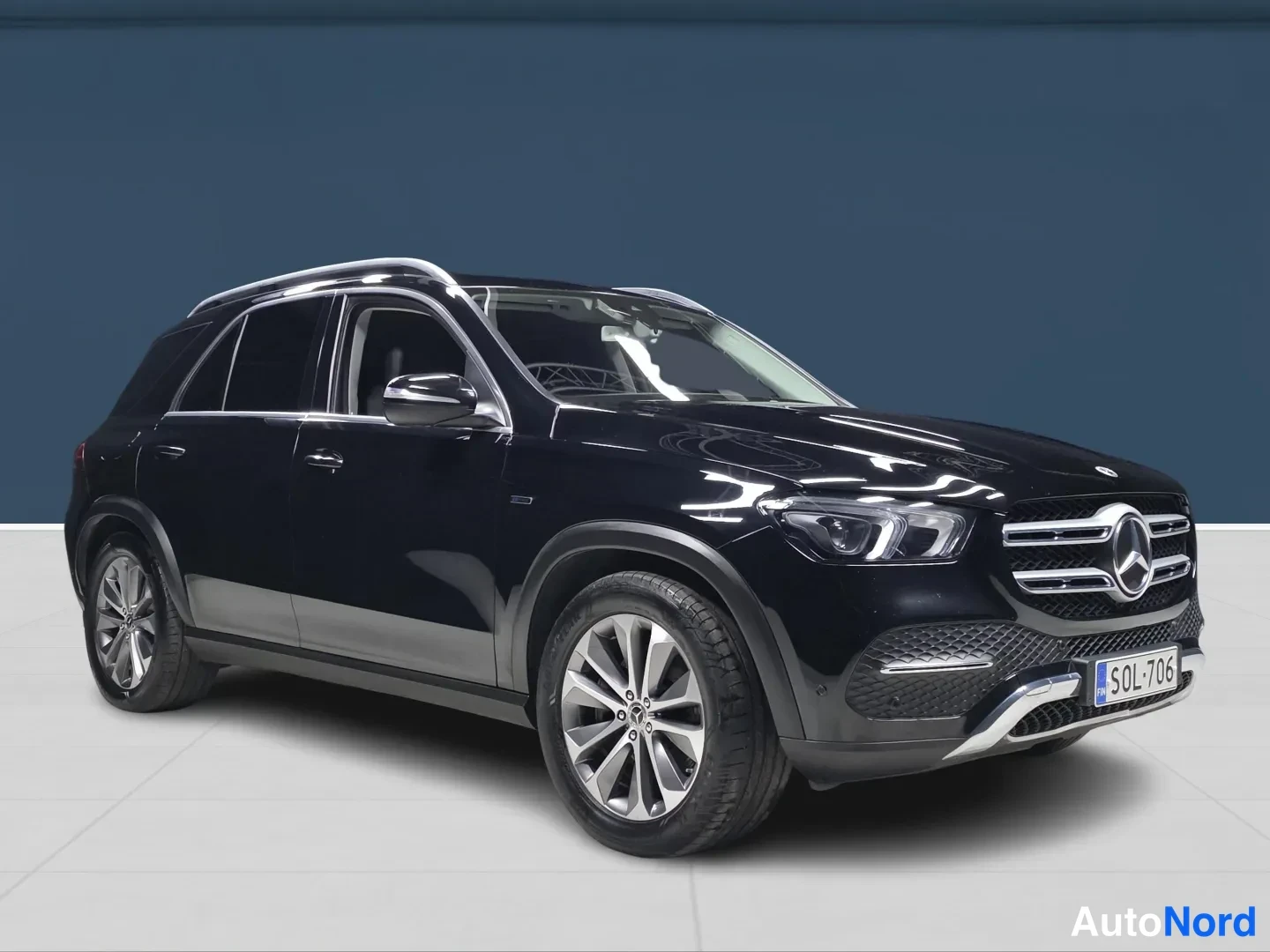 Musta Mercedes-Benz GLE 2020, etuviisto, keula oikealle, kuva 2