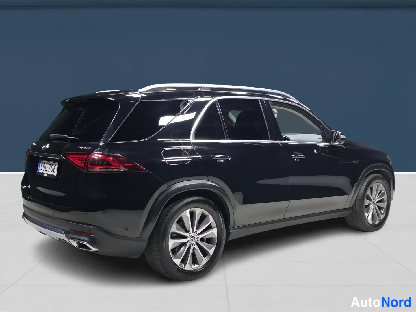 Musta Mercedes-Benz GLE 2020, takaviisto, kuva 4