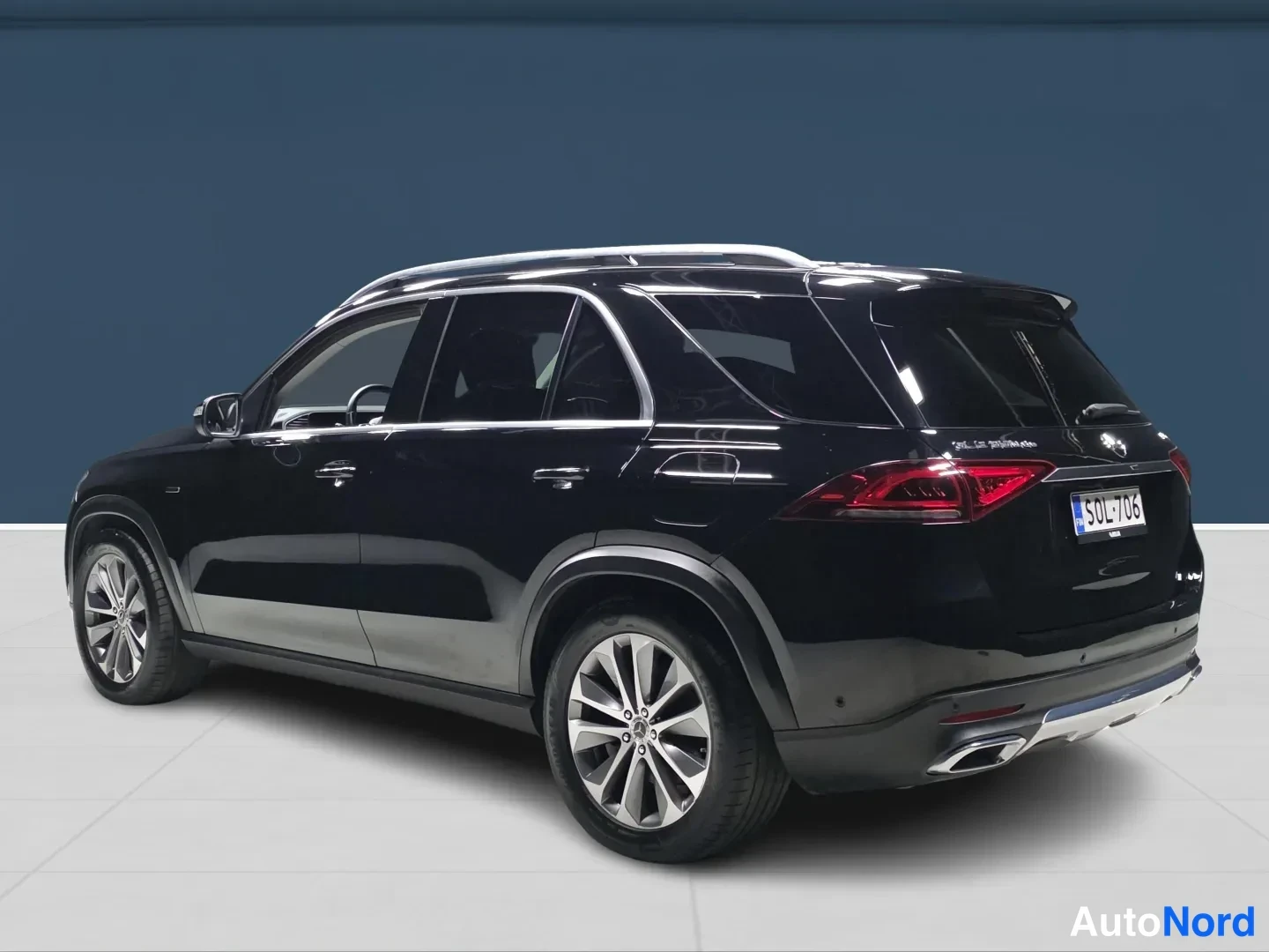 Musta Mercedes-Benz GLE 2020, takaviisto, kuva 5