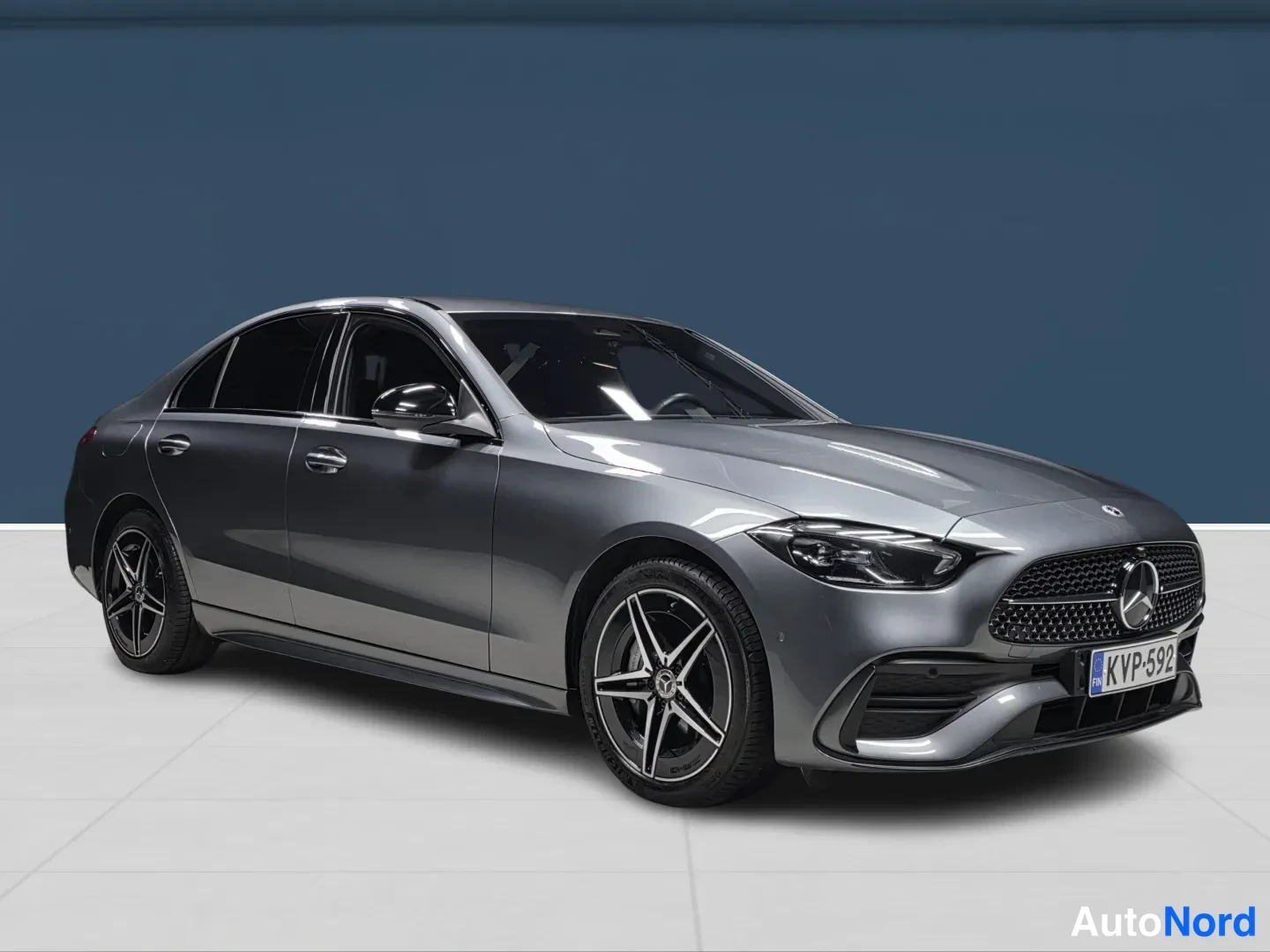 Grey Mercedes-Benz C 2023, front three-quarter, nose to the right, photo 2