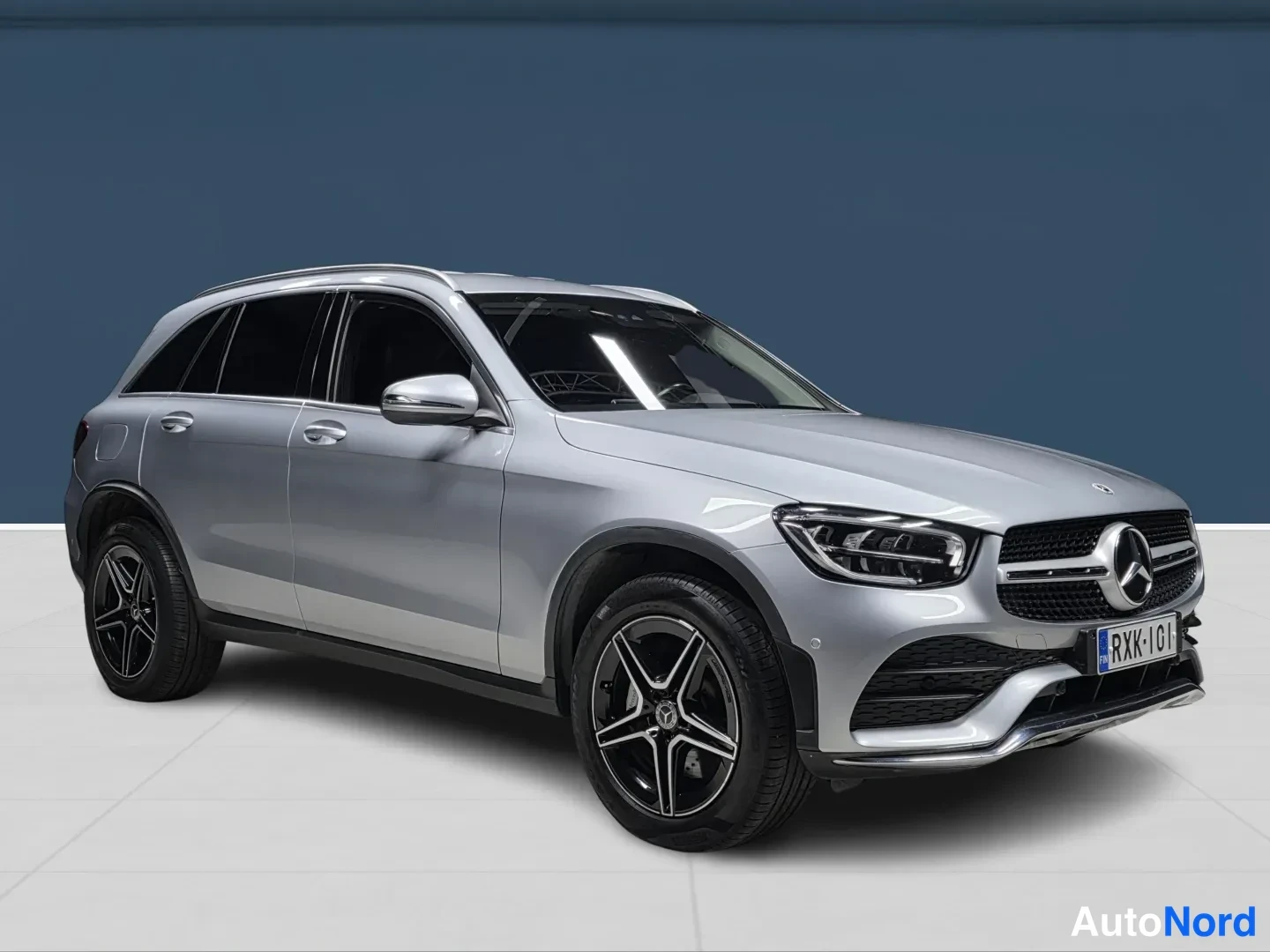 Grey Mercedes-Benz GLC 2022, front three-quarter, nose to the right, photo 2